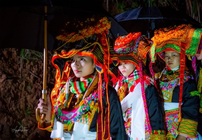 Phụ kiện trang trí của phụ nữ Dao Lô Gang.