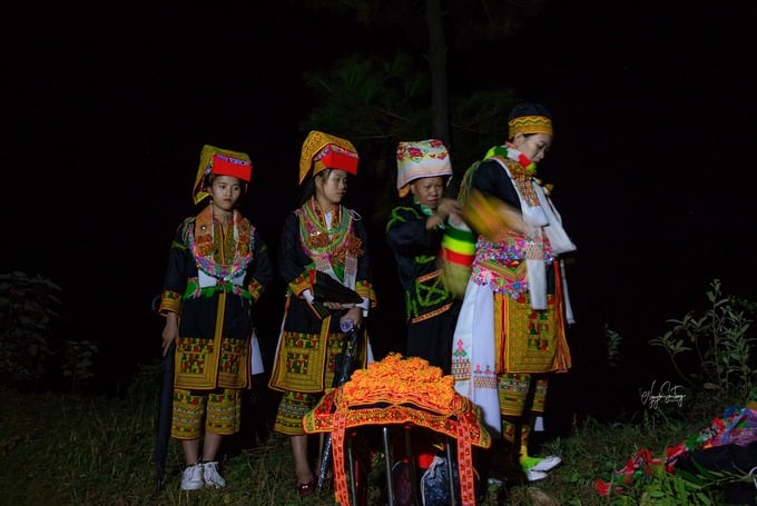 Trang phục lễ hội người Dao.