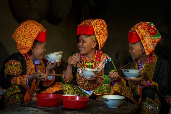 Đồng bào Dao Lù Gang trên đỉnh Mẫu Sơn.