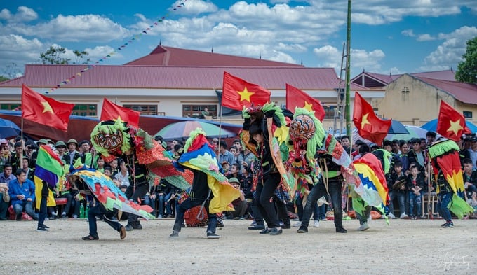 Đội múa sư tử mèo ngày Tết.