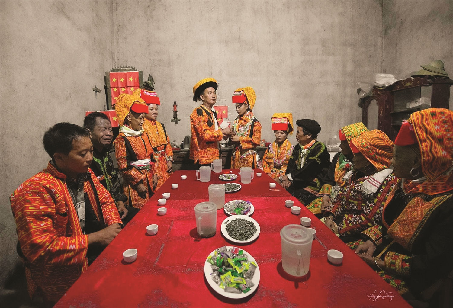 Người thân dặn dò cô dâu.