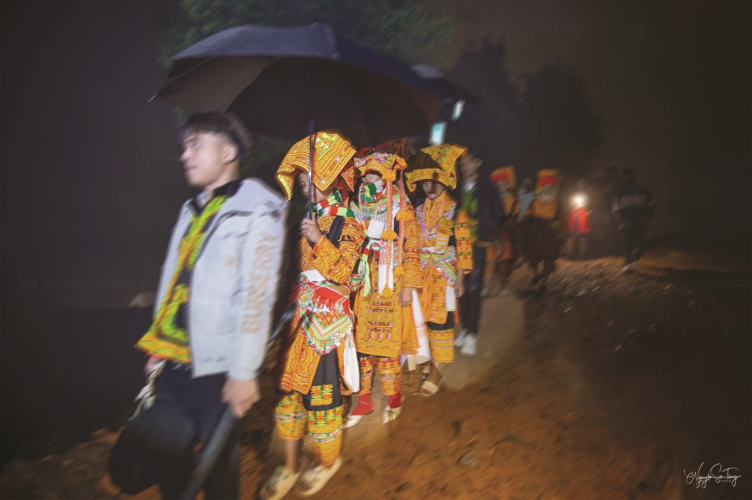 Đoàn đưa dâu trước cửa nhà trai.