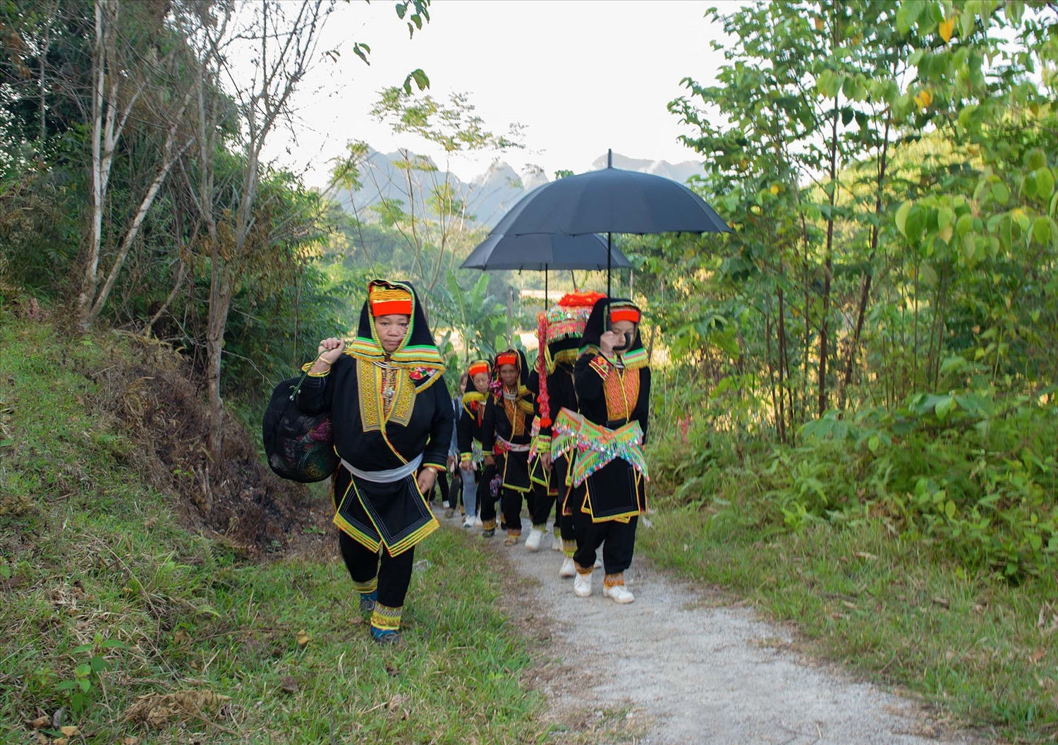Đoàn nhà gái lên đường.