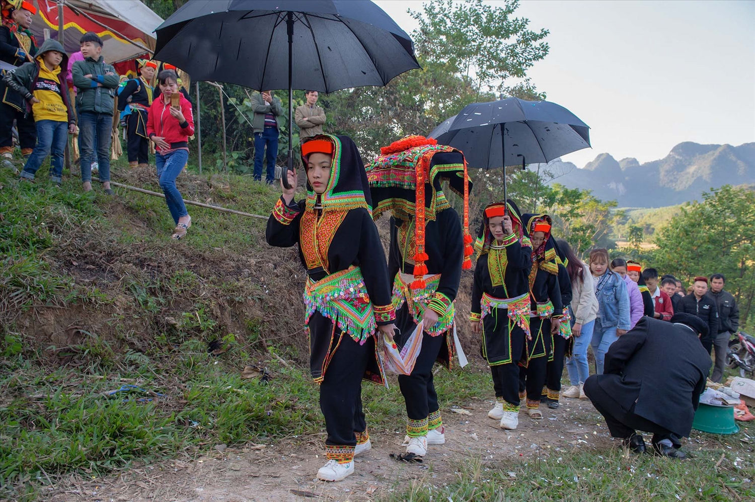 Đoàn rước dâu với ô che.