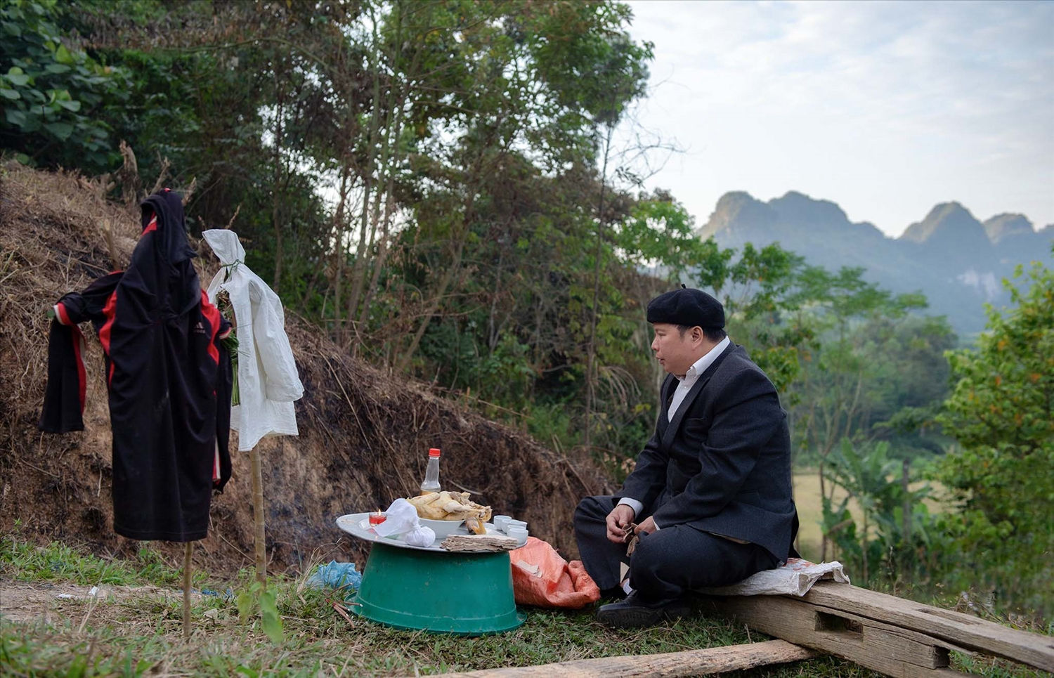 Thầy cúng làm lễ ngoài trời.