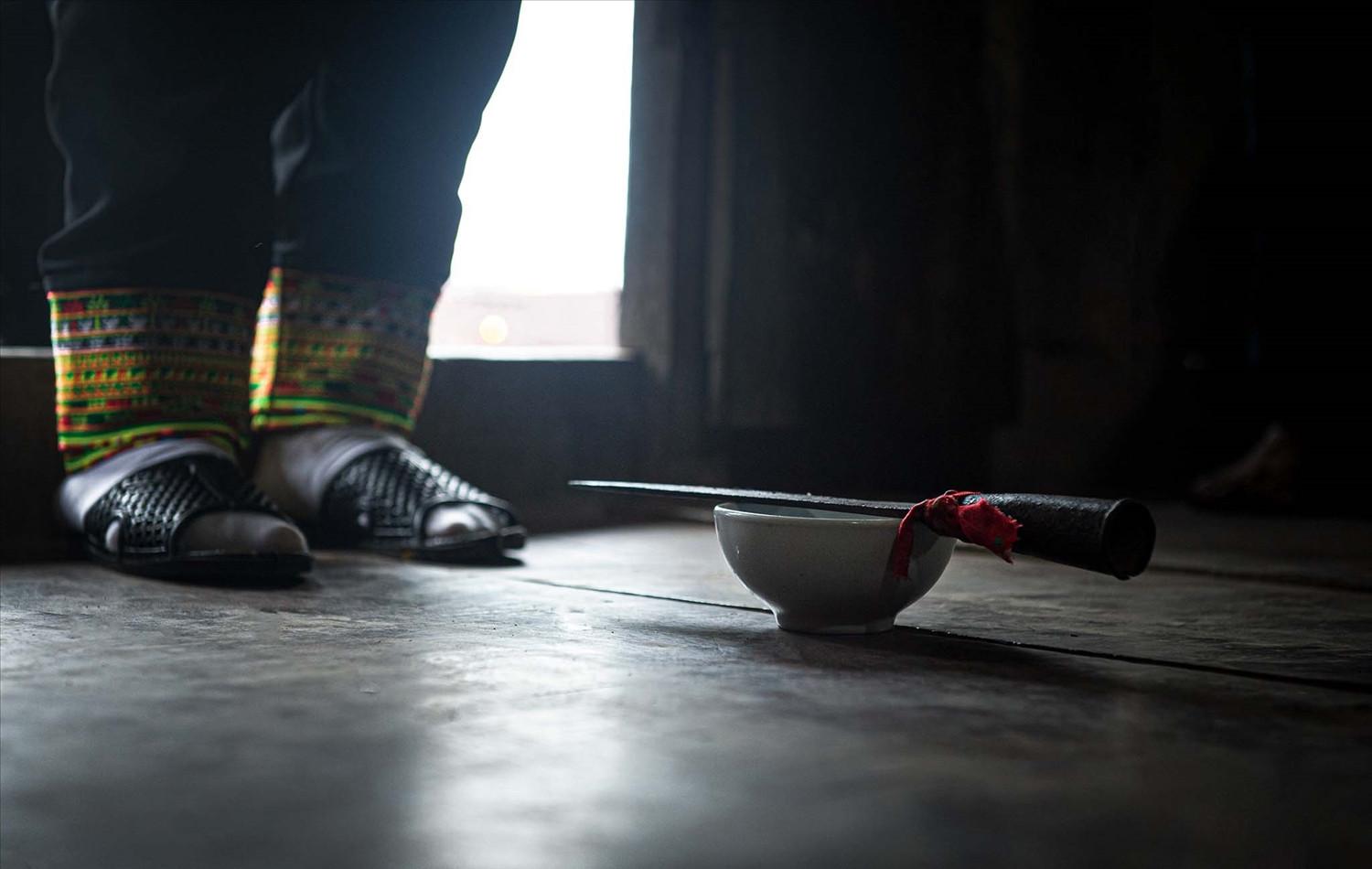 Nghi thức dao và bát nước trước cửa nhà.