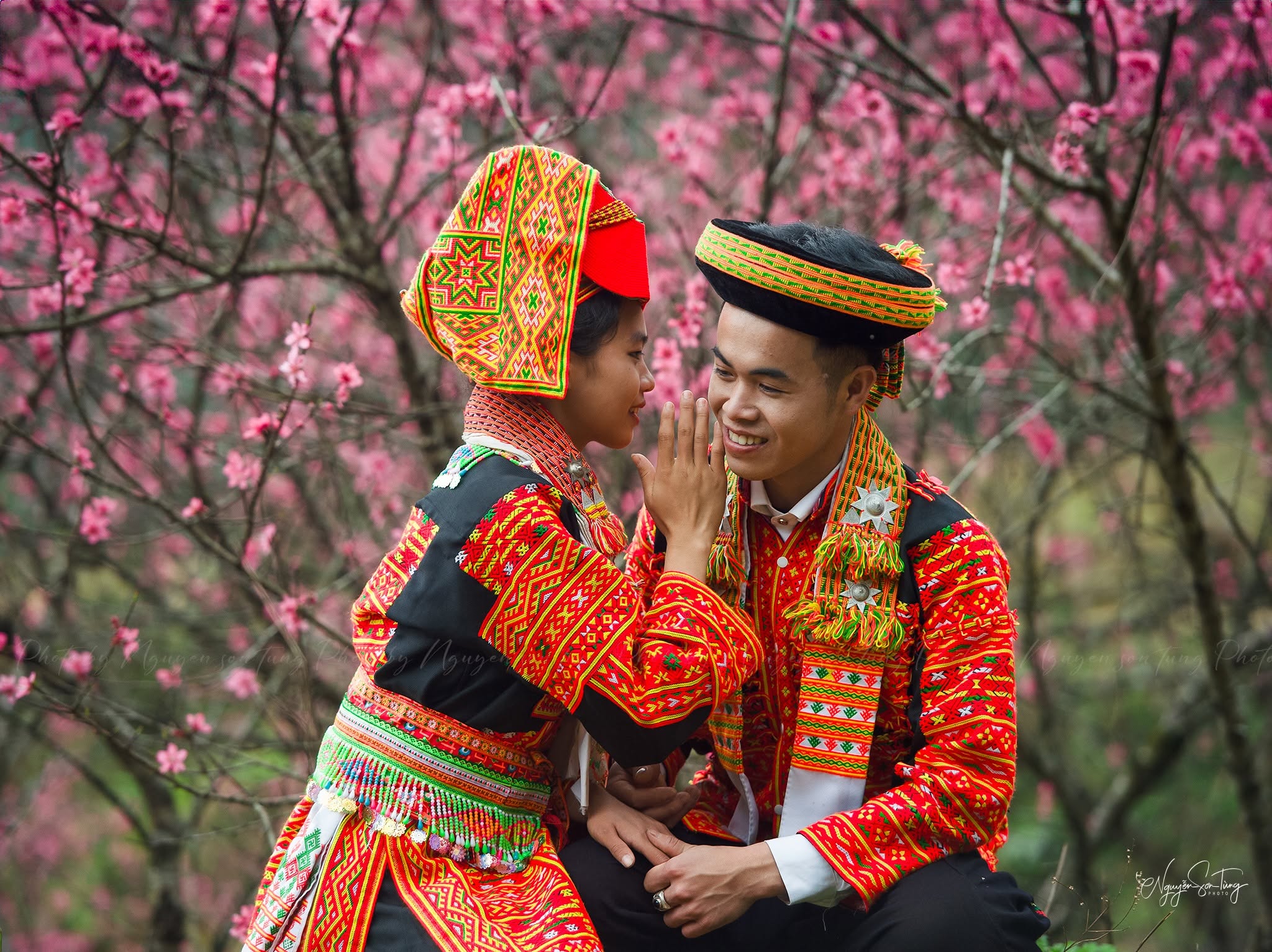 Đôi trai gái Dao bên vườn hoa đào