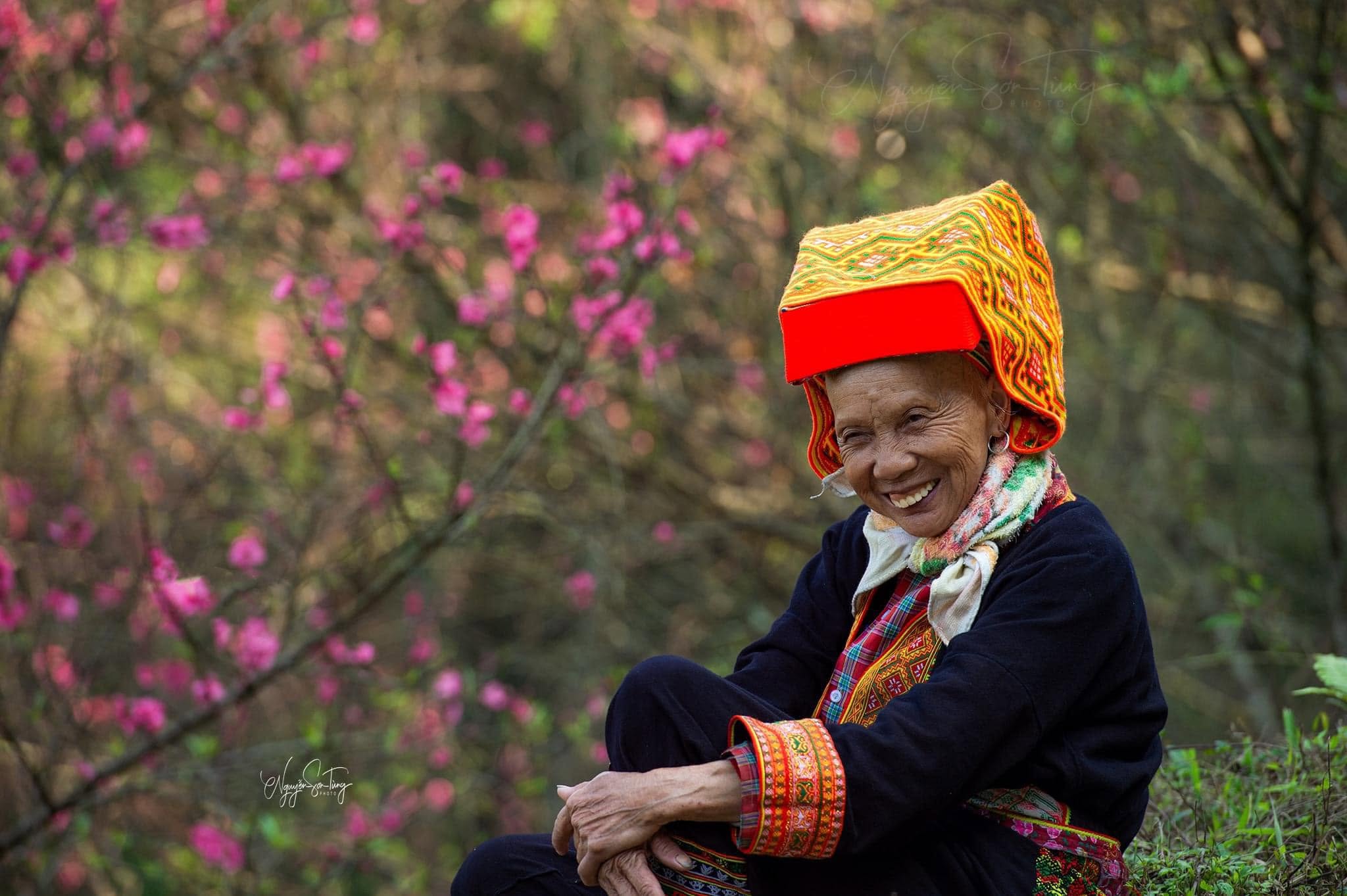 Mế bên cây hoa đào