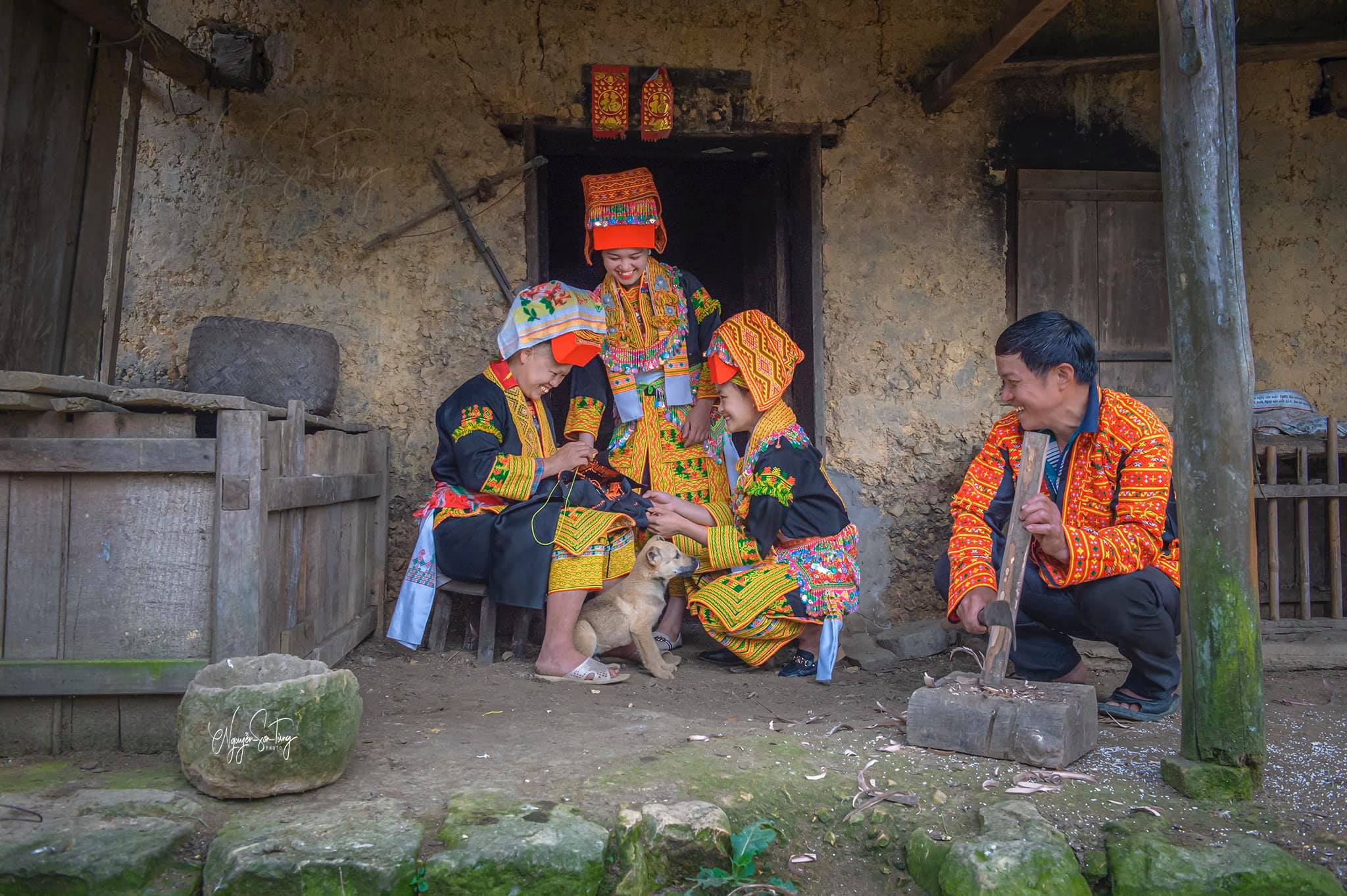 Gia đình trên hiên nhà trình tường