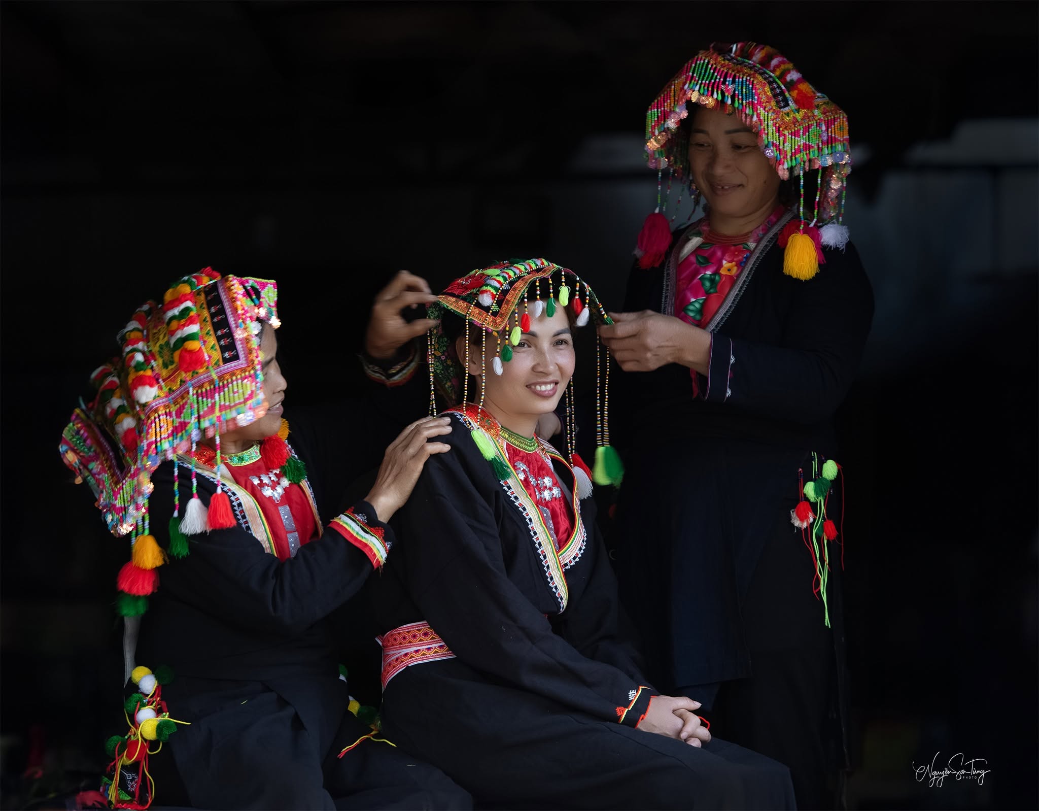 Mỗi chiếc khăn là thành quả của nhiều tháng thêu tay tỉ mỉ.