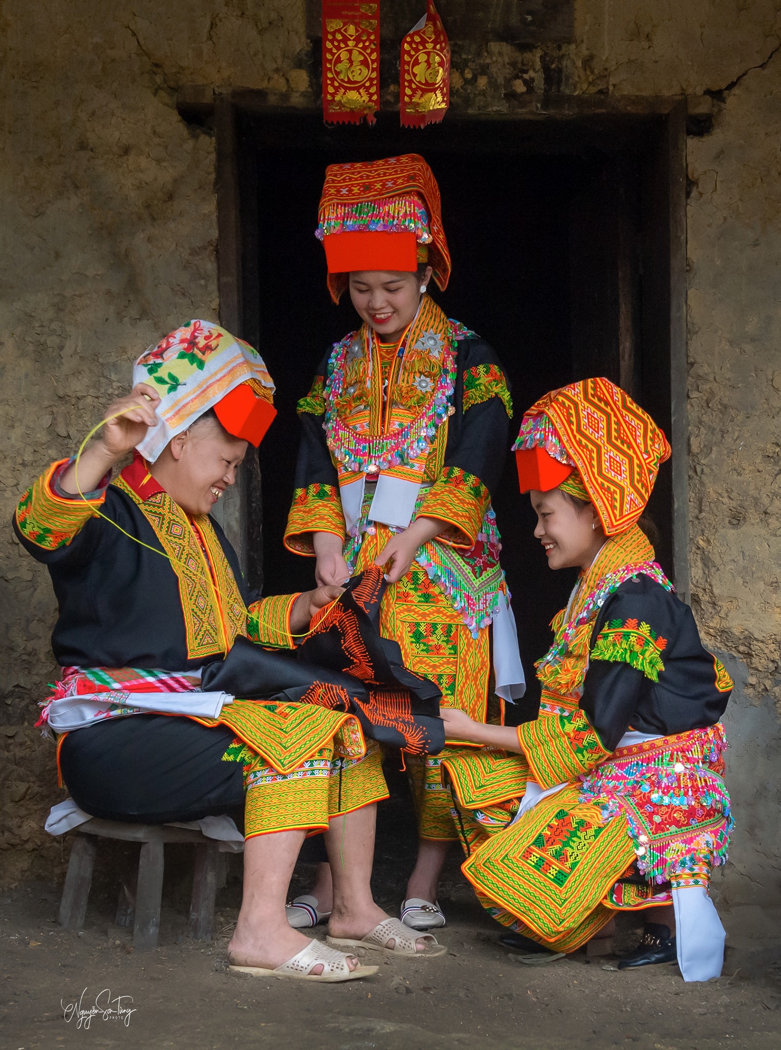 Mế may vá trước hiên nhà