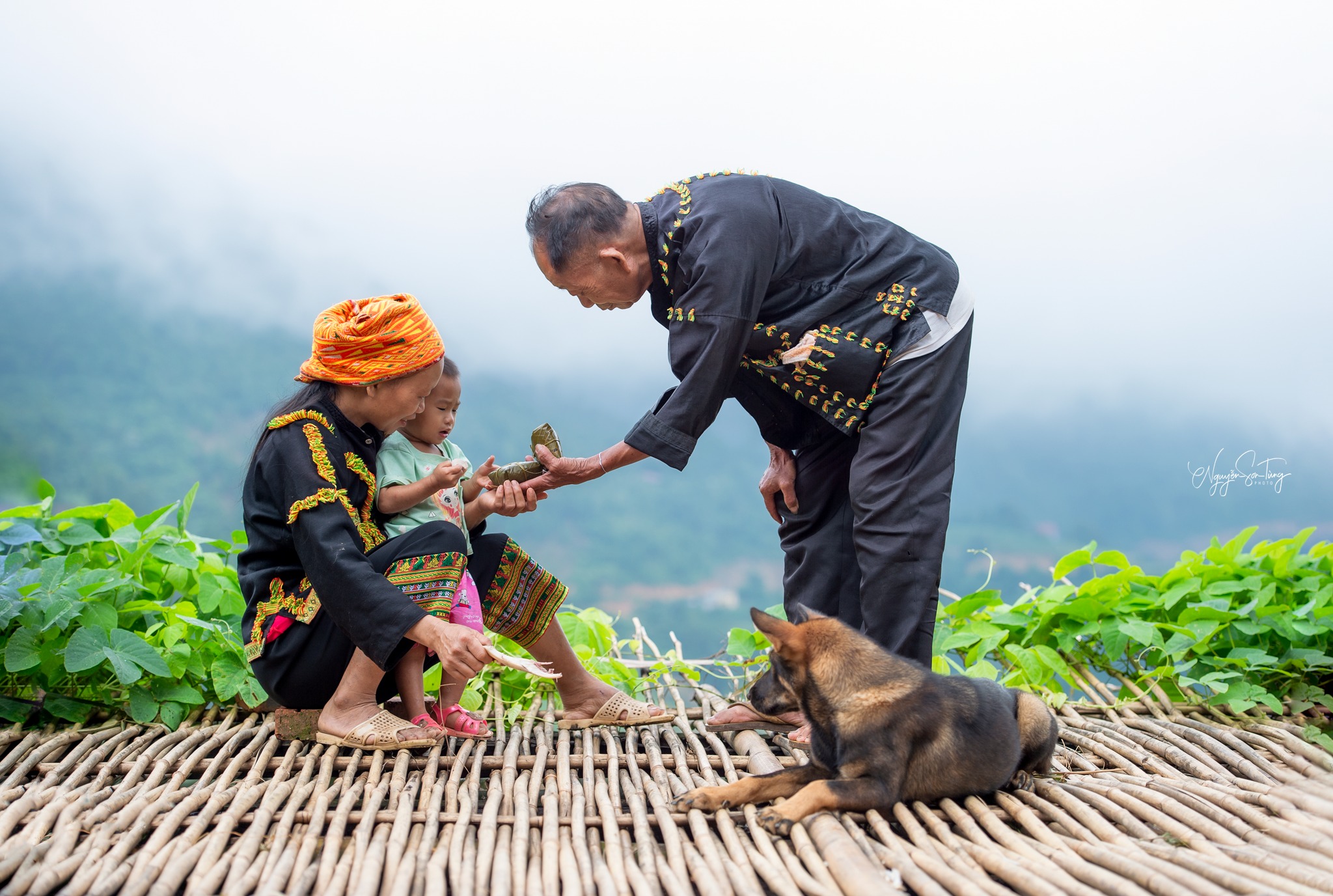 Bữa ăn gia đình trên sàn nhà