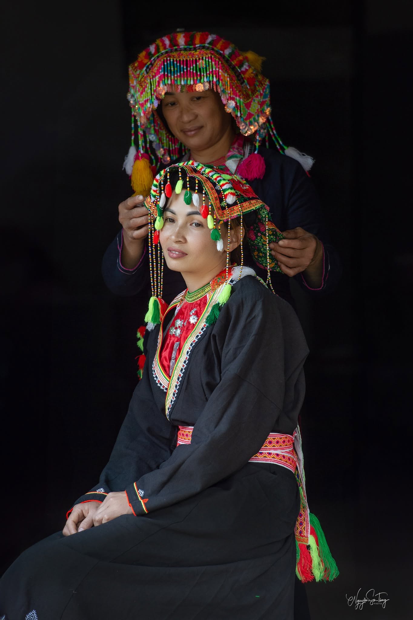 Những bó lúa chín vàng trĩu hạt trên tay cô gái Dao Lù Đặng.