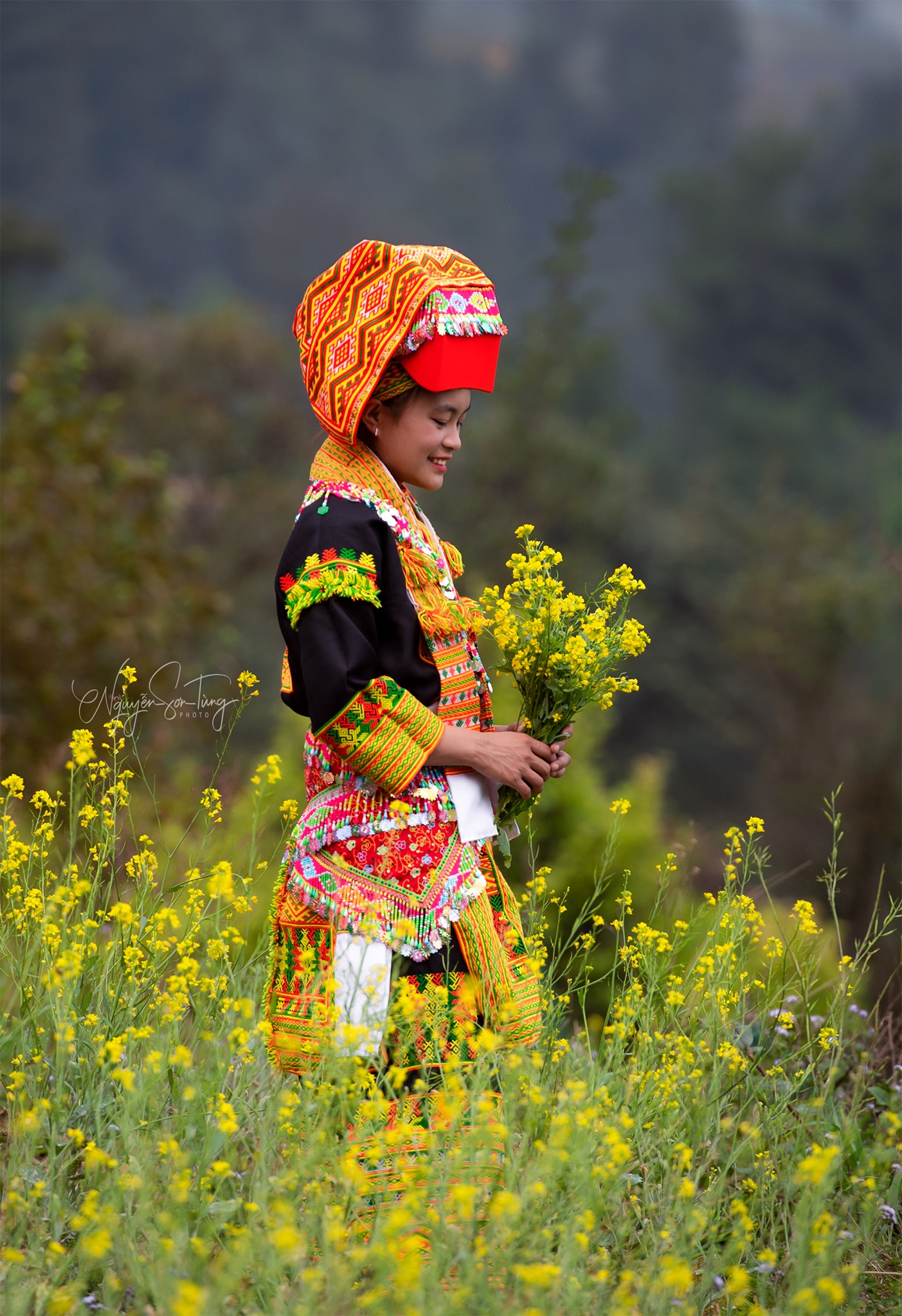 Cô gái Dao bên đồng hoa cải vàng