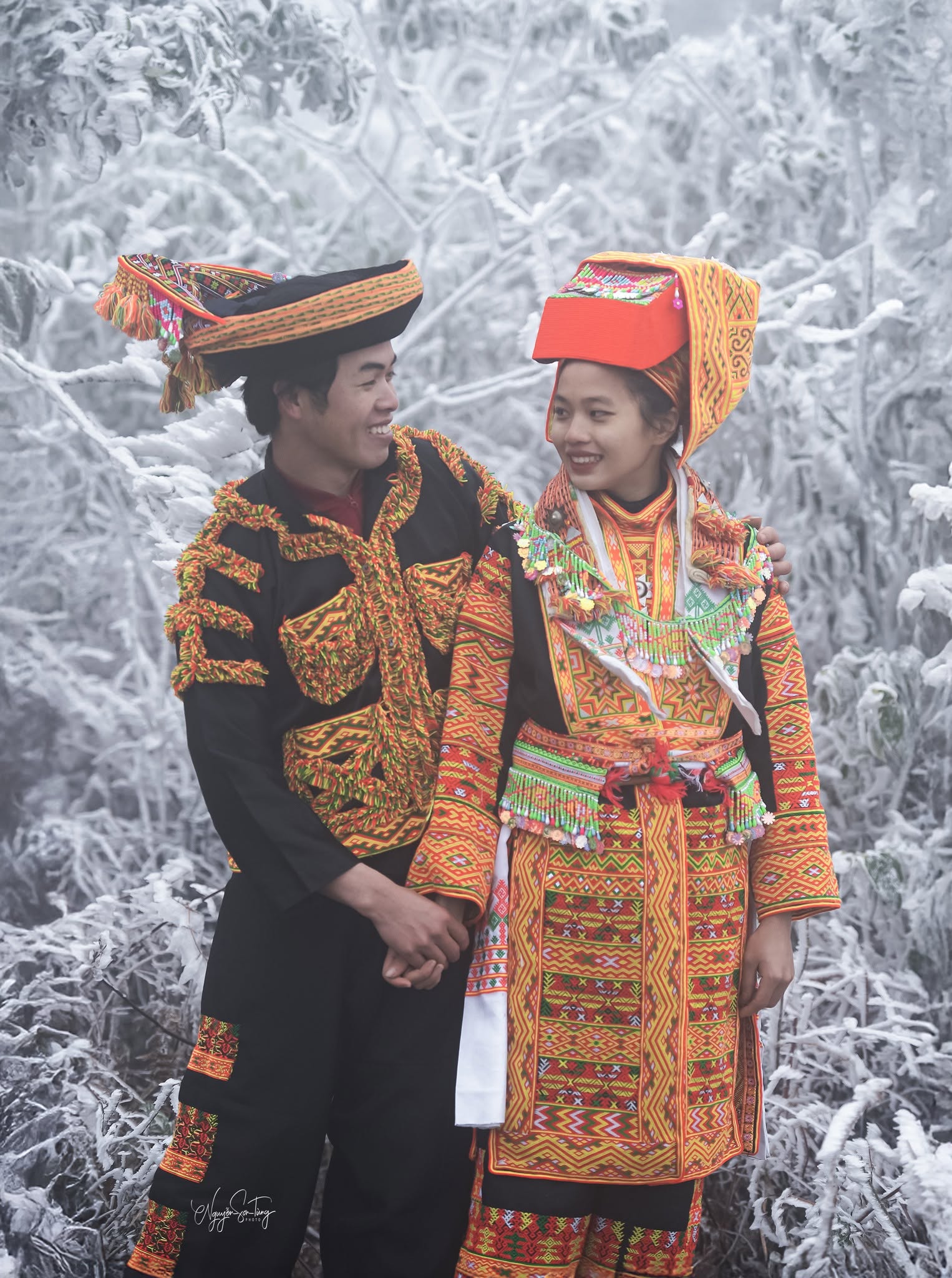 Đôi trai gái giữa rừng băng tuyết