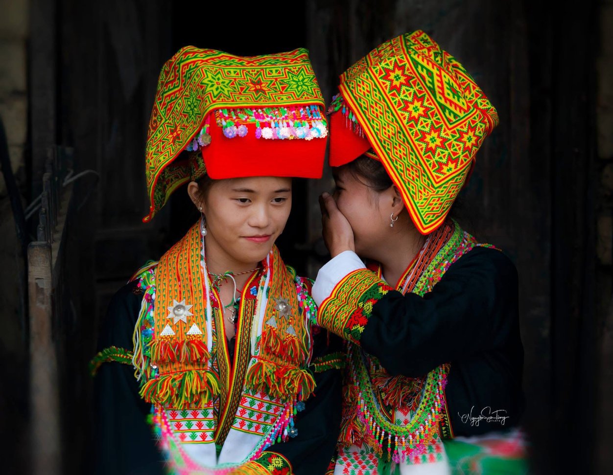 Hai cô gái trong lễ cưới