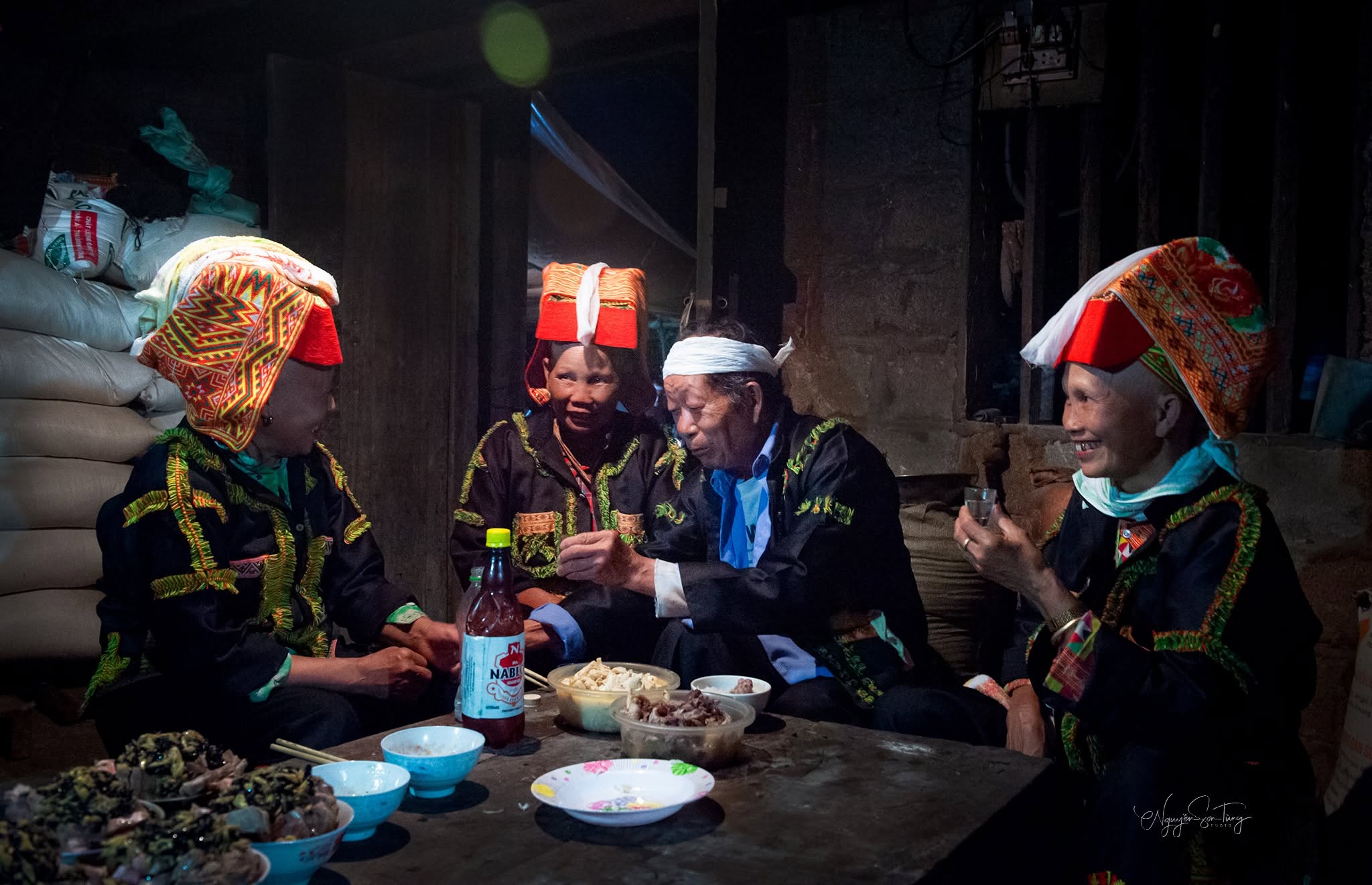 Bữa cơm bên bếp nhà trong lễ Ma Khô