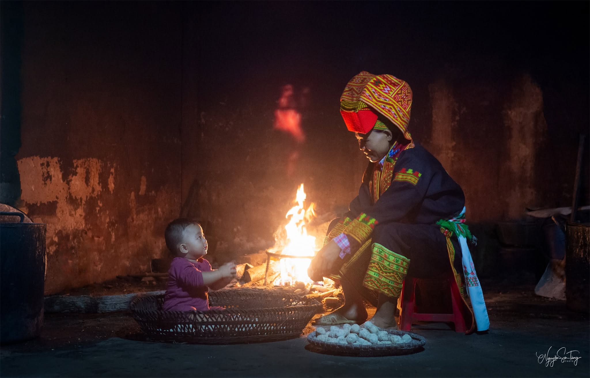 Bên bếp lửa đêm đông