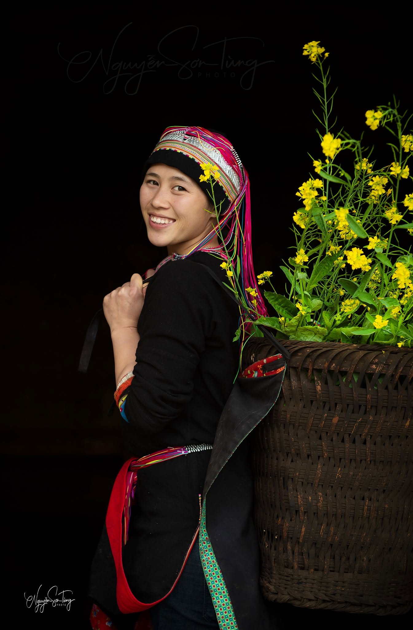 Người phụ nữ bên gùi tối