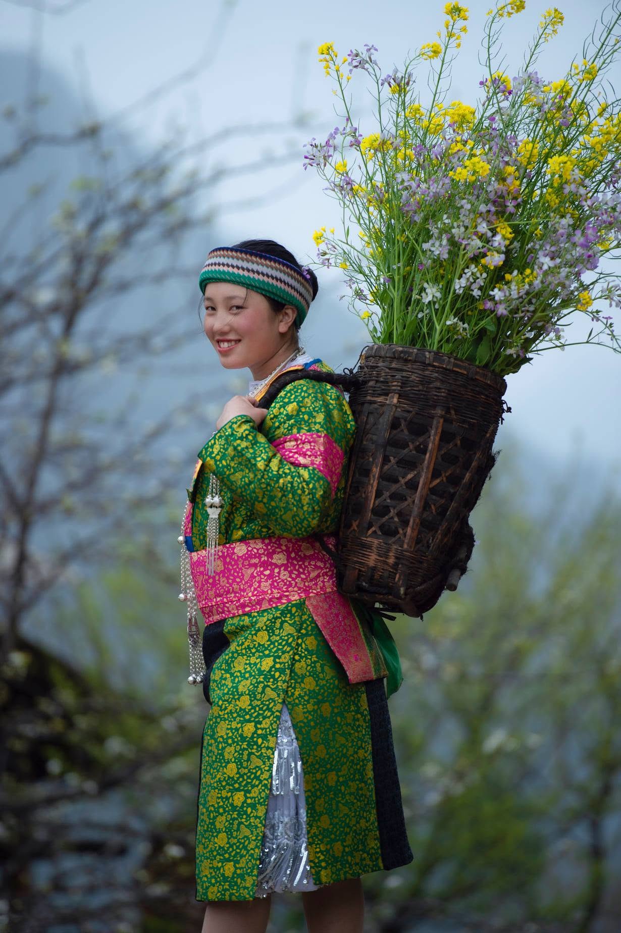 Người phụ nữ áo xanh gùi cải