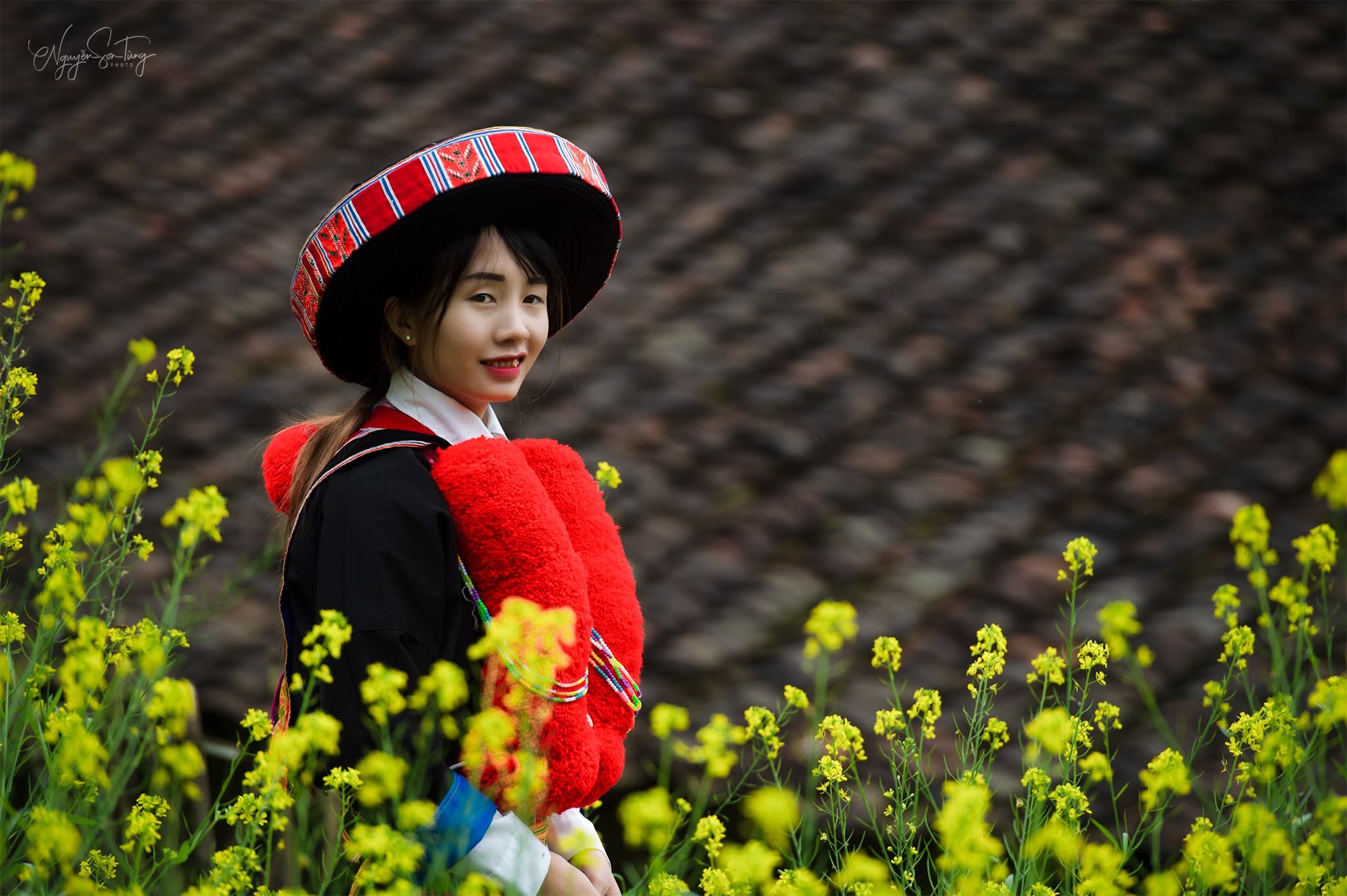 Người phụ nữ áo đỏ giữa cải