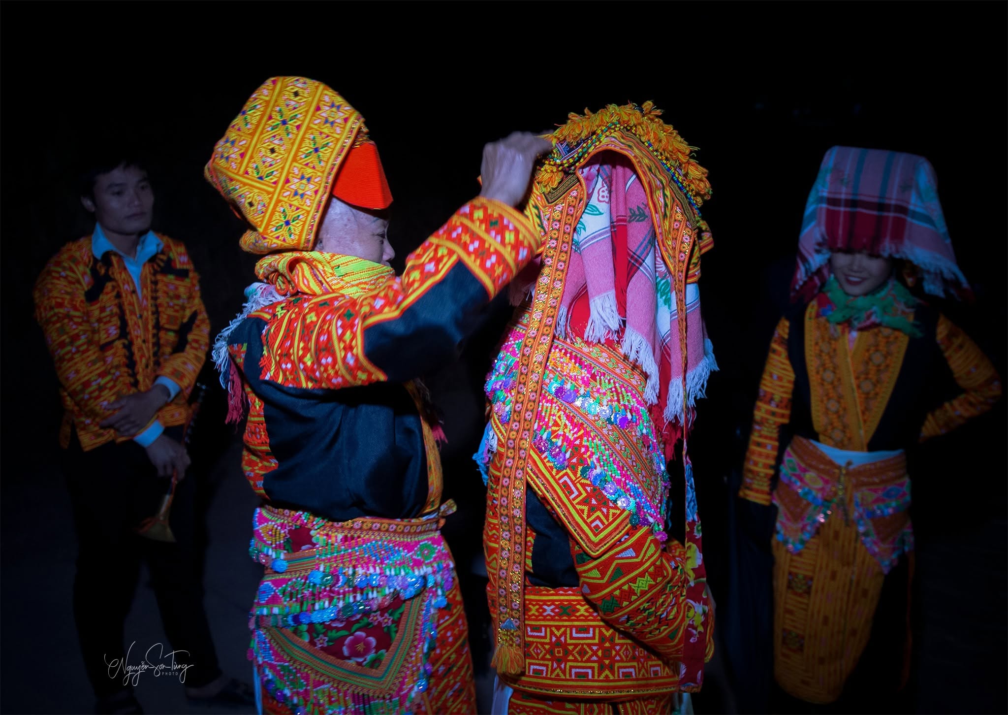 Chỉnh khăn đội đầu cho nhau
