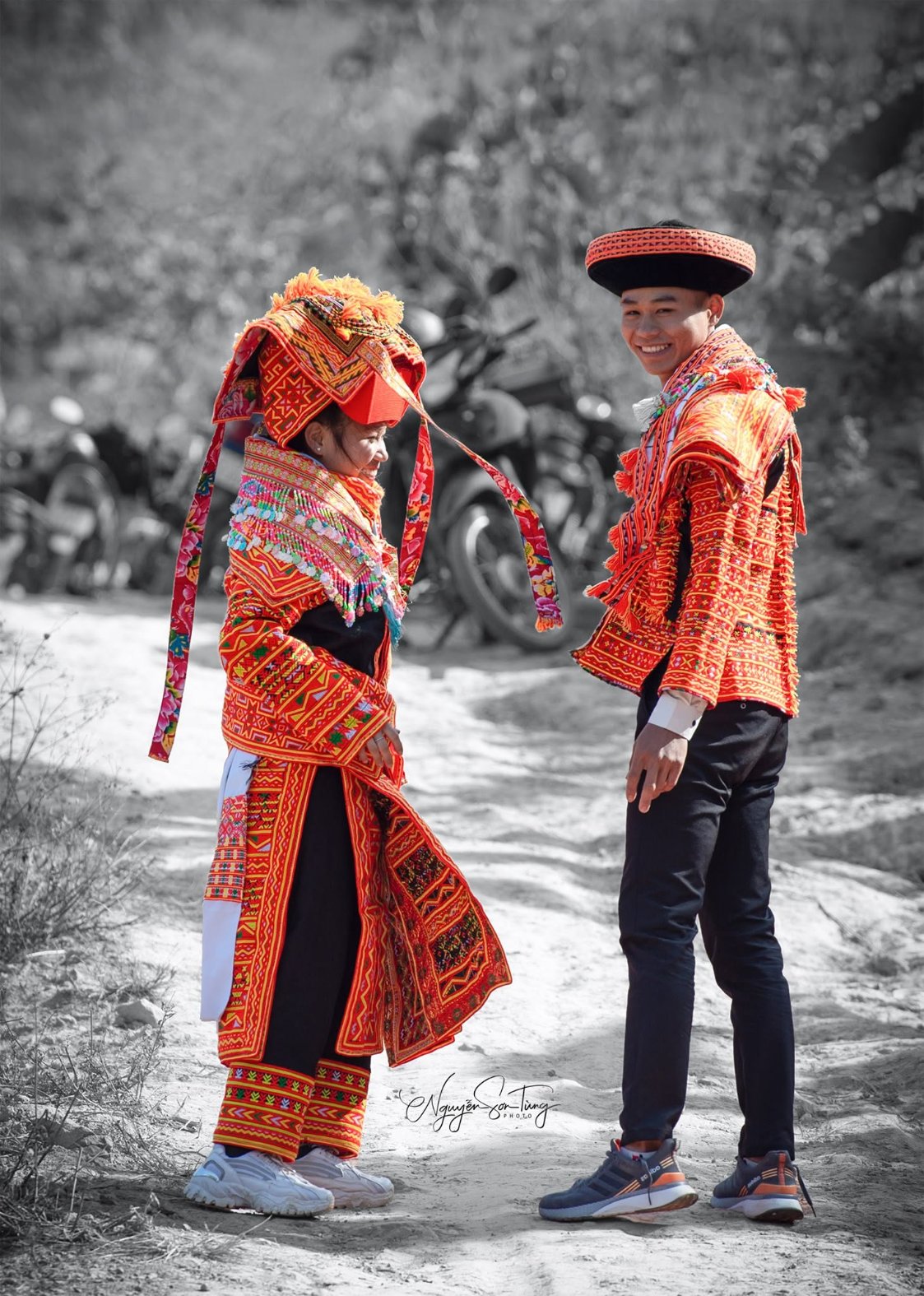 Đôi nam nữ đối diện nhau ngoài trời