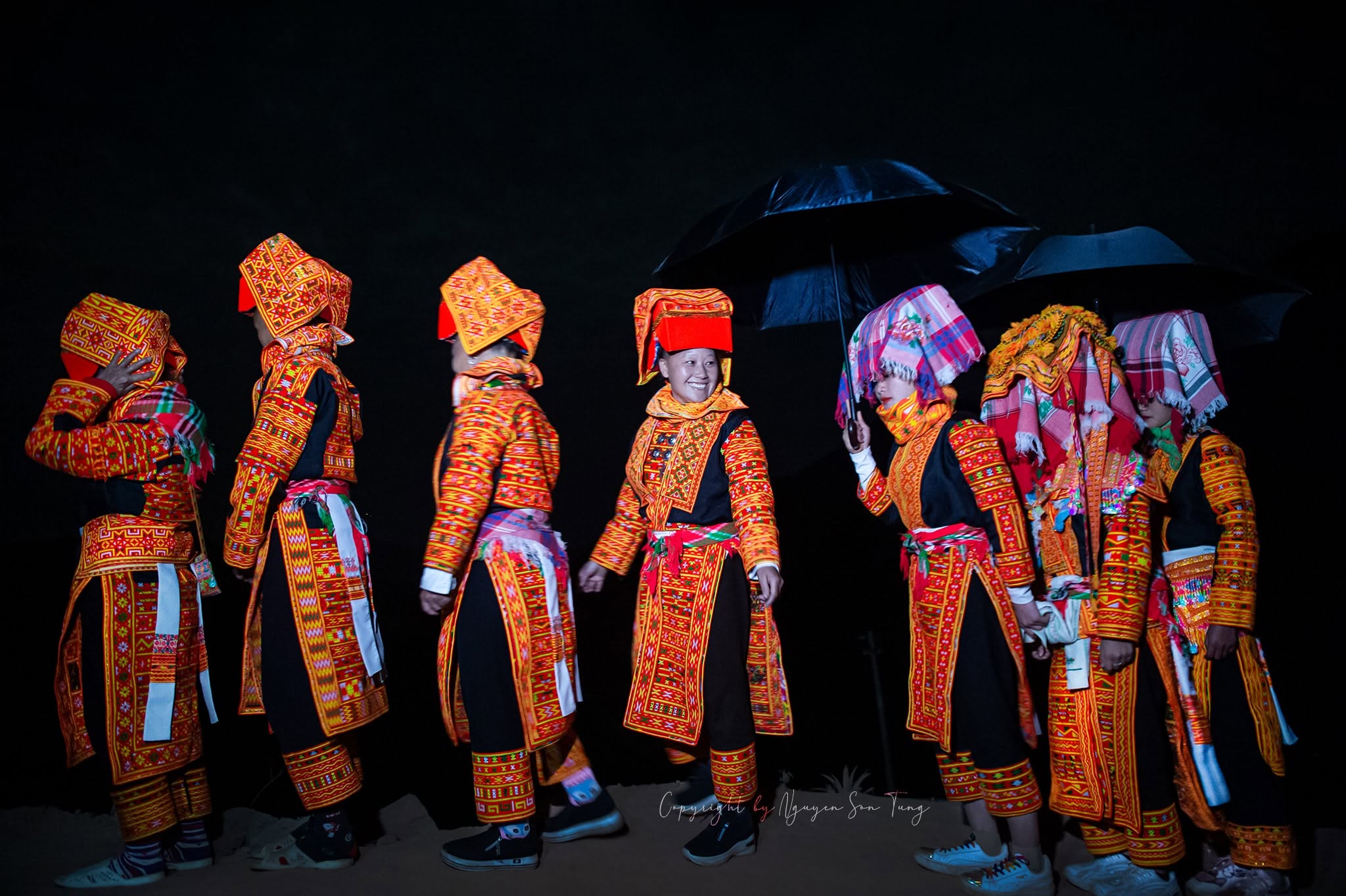 Hàng người trùm khăn nối nhau trong đêm