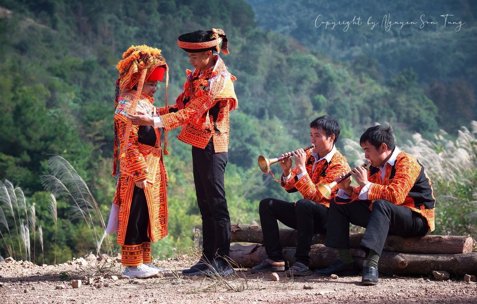 Đôi uyên ương bên những người thổi kèn