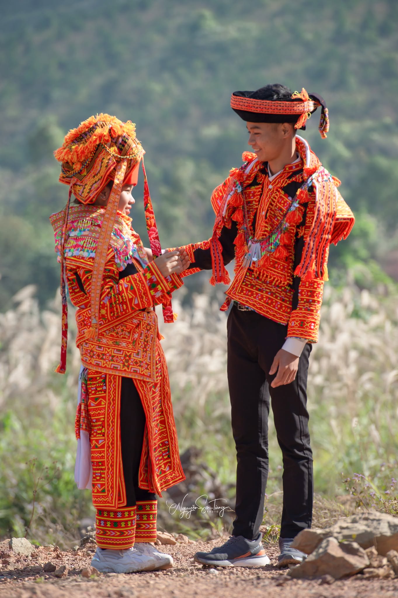 Hai người nắm tay nhau ngoài trời