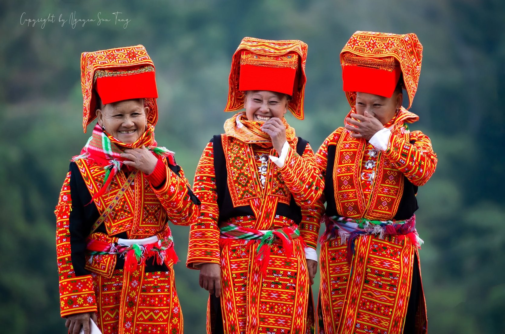Ba người đội khăn đỏ cười tươi