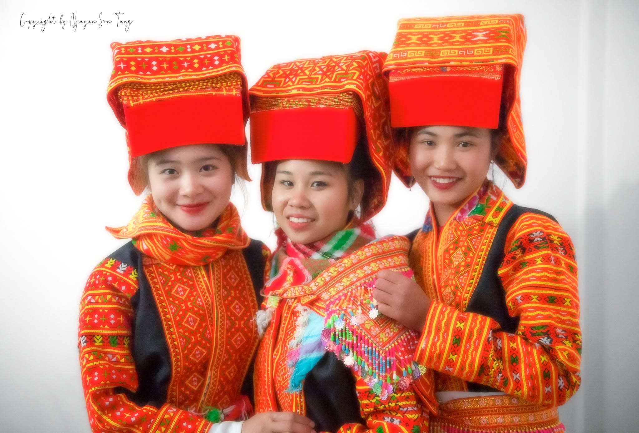 Ba người phụ nữ đội khăn đỏ