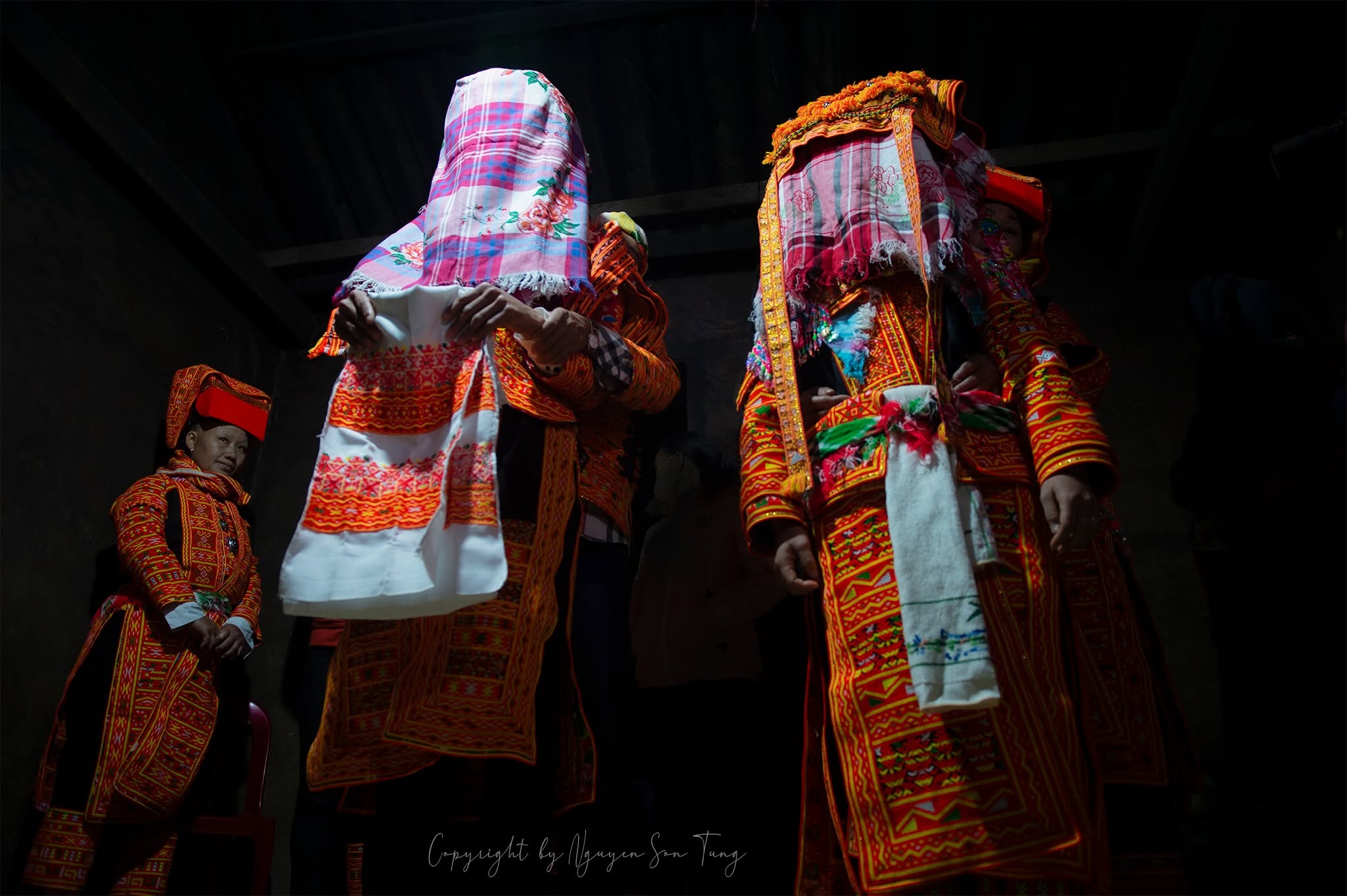 Ba người trùm khăn kẻ caro