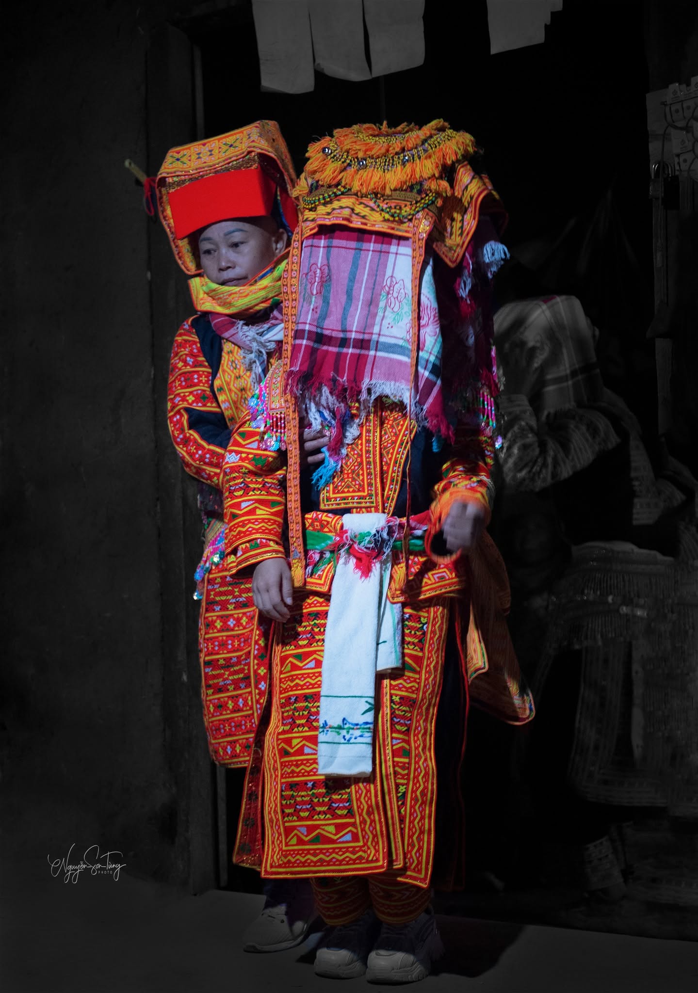 Hai người trùm khăn đứng cạnh nhau