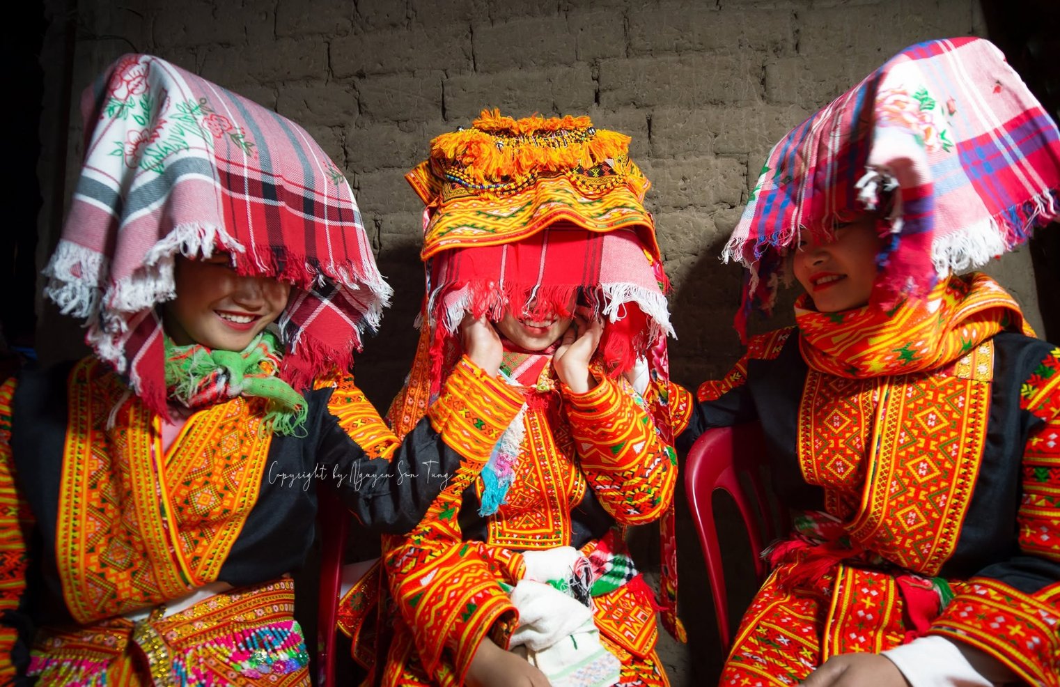 Ba người trùm khăn ngồi bên nhau