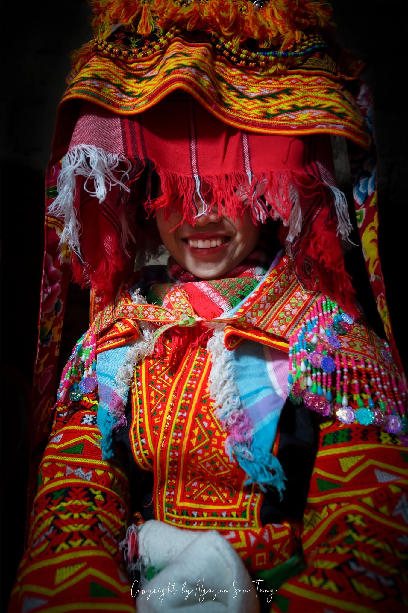 Khăn che mặt với tua rua đỏ