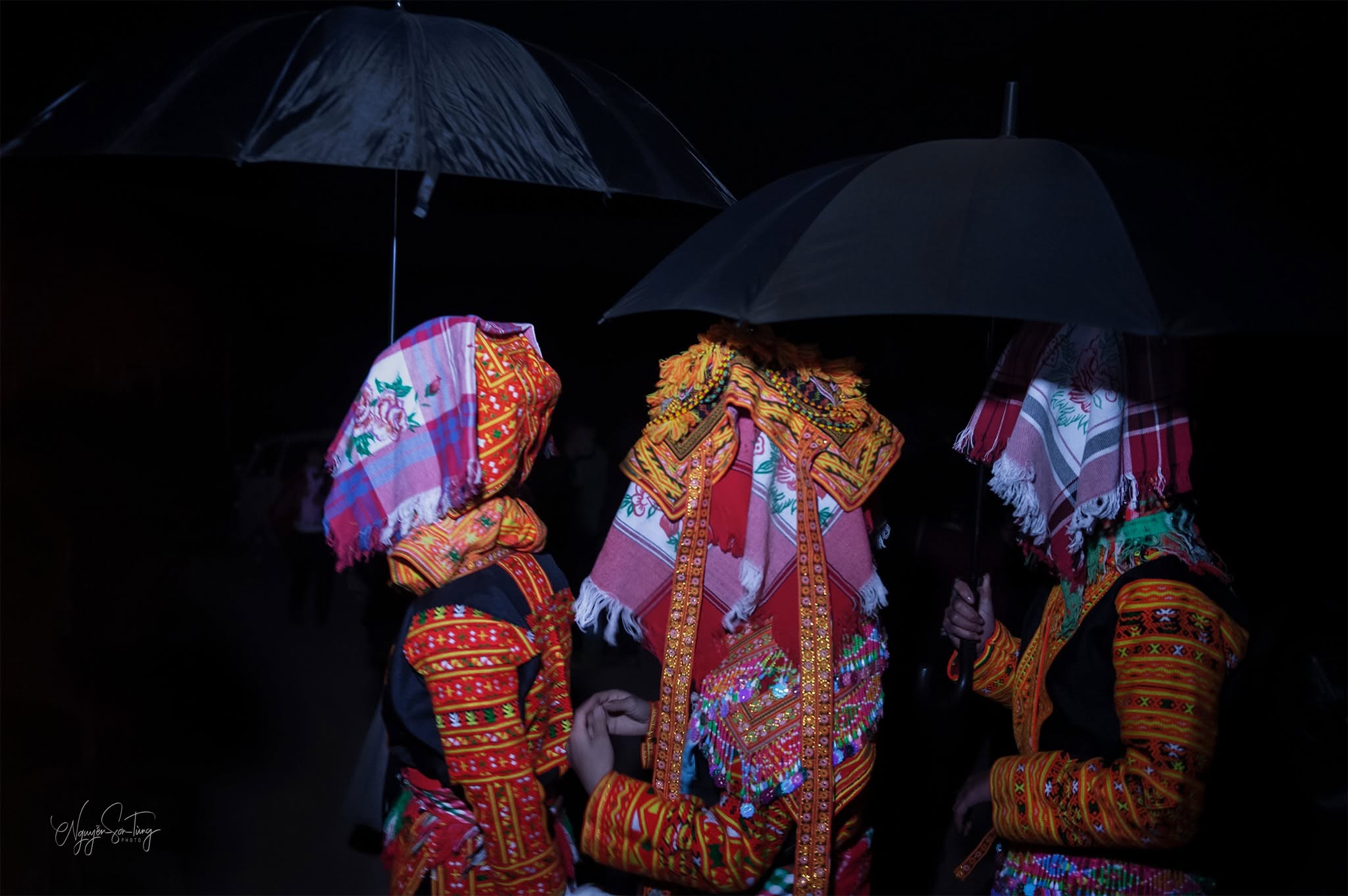 Những chiếc ô giương cao trong đêm