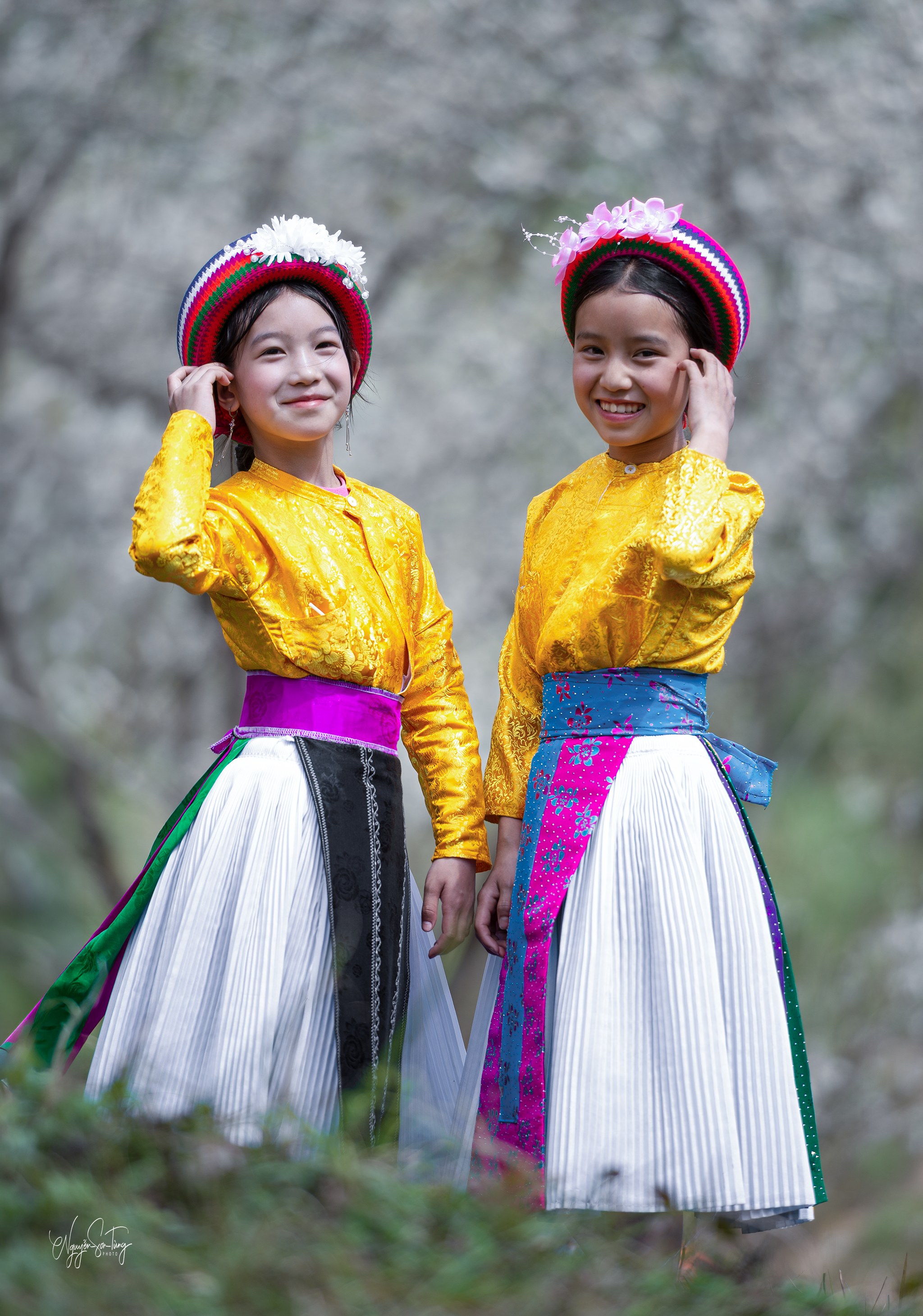 Hai chị em áo vàng mỉm cười nhìn vào ống kính
