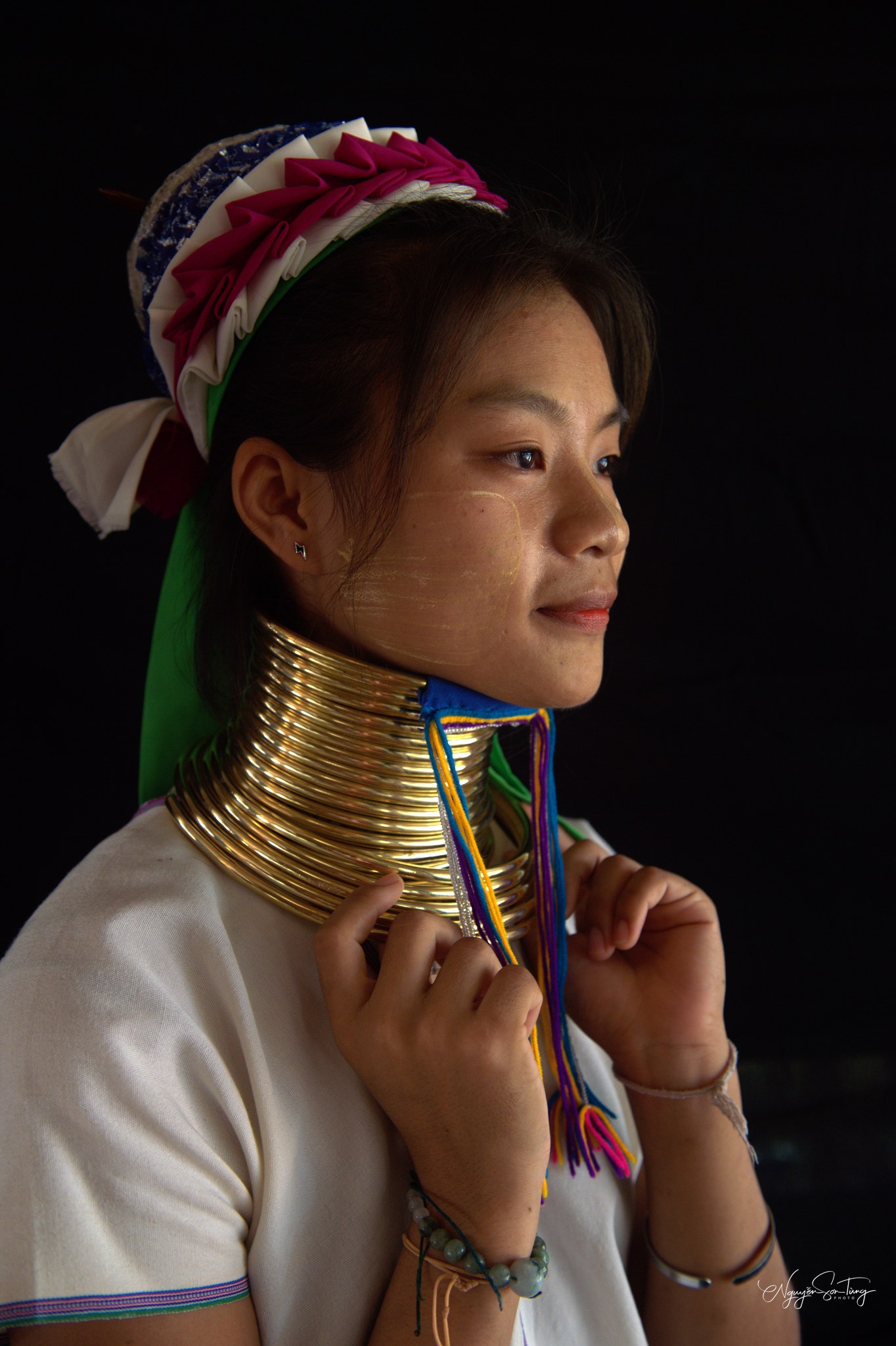 Nghiêng mặt trong bóng tối — bộ vòng vàng ôm lấy tuổi xuân