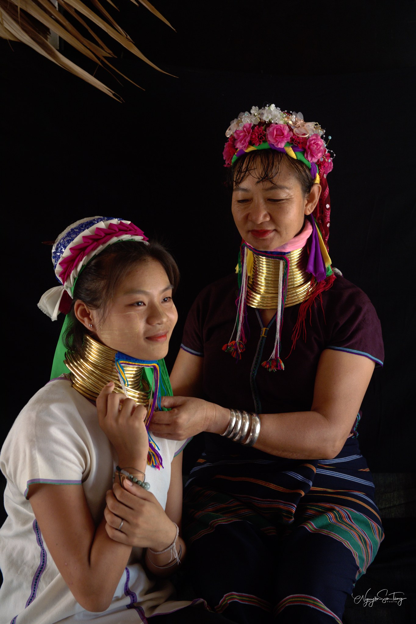 Hai thế hệ ngồi bên nhau — bộ vòng truyền từ tay người đi trước