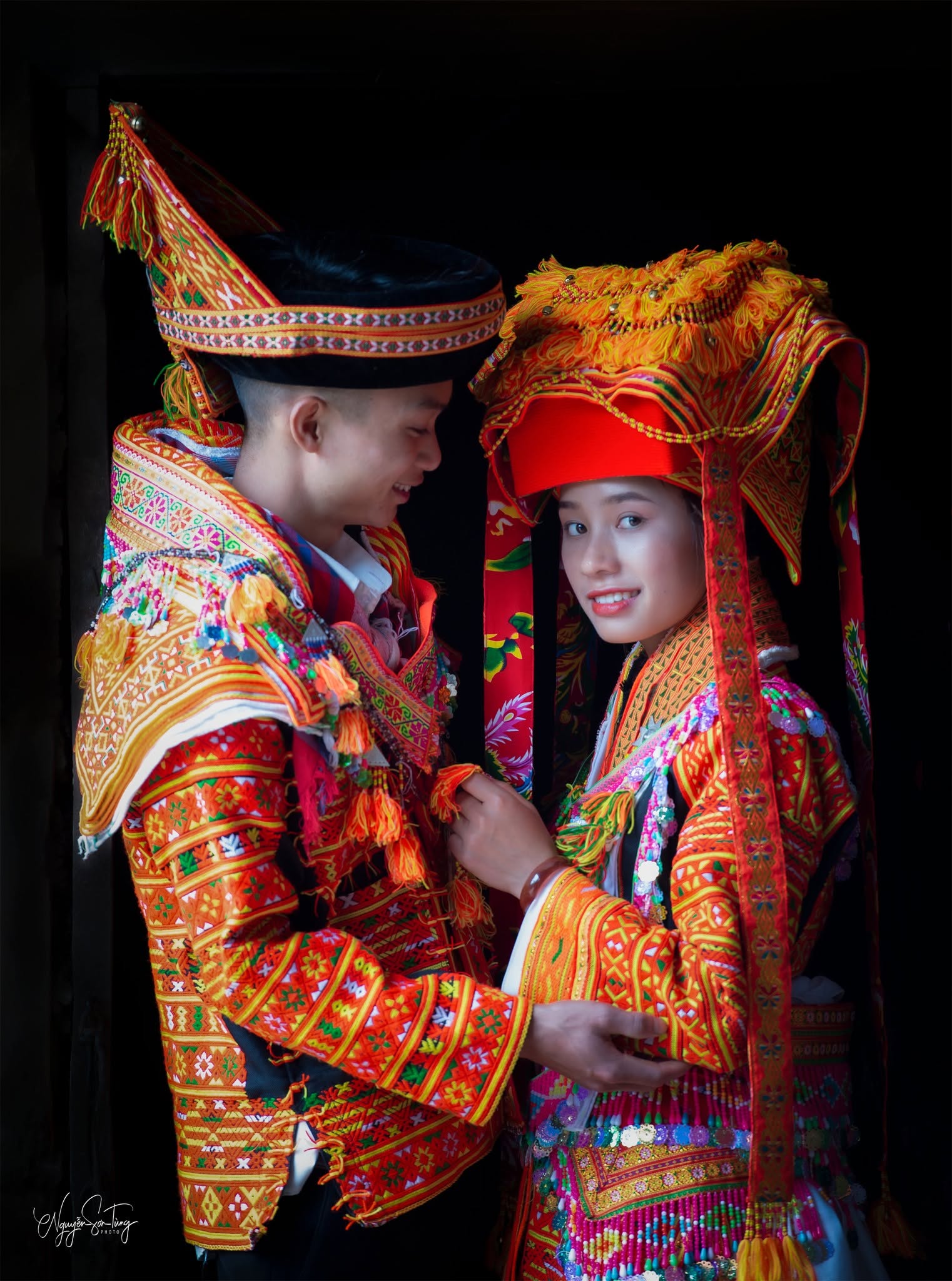 Chân dung cô dâu chú rể nhìn nhau