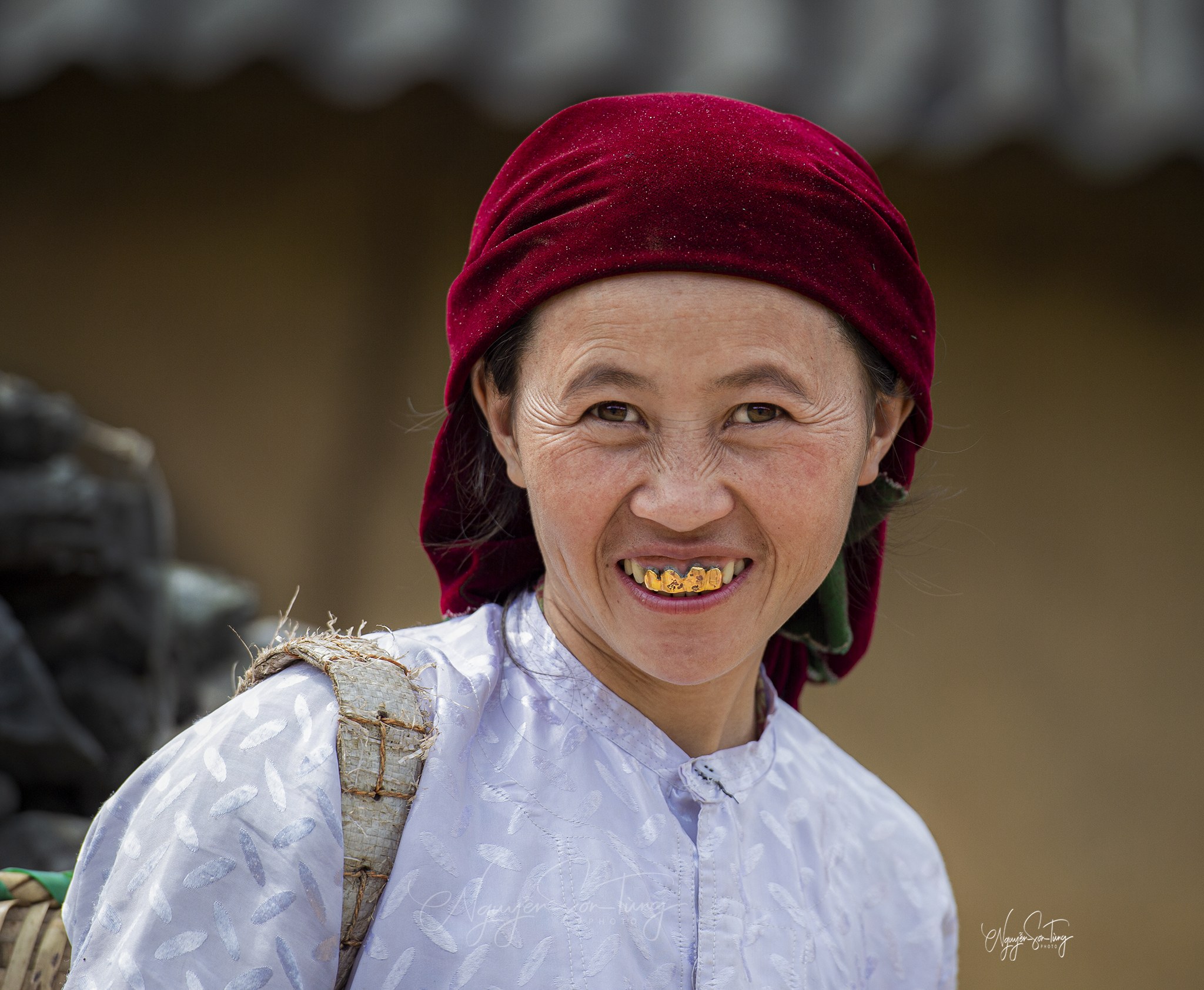 Chân dung người phụ nữ H'Mông cười, khăn đỏ