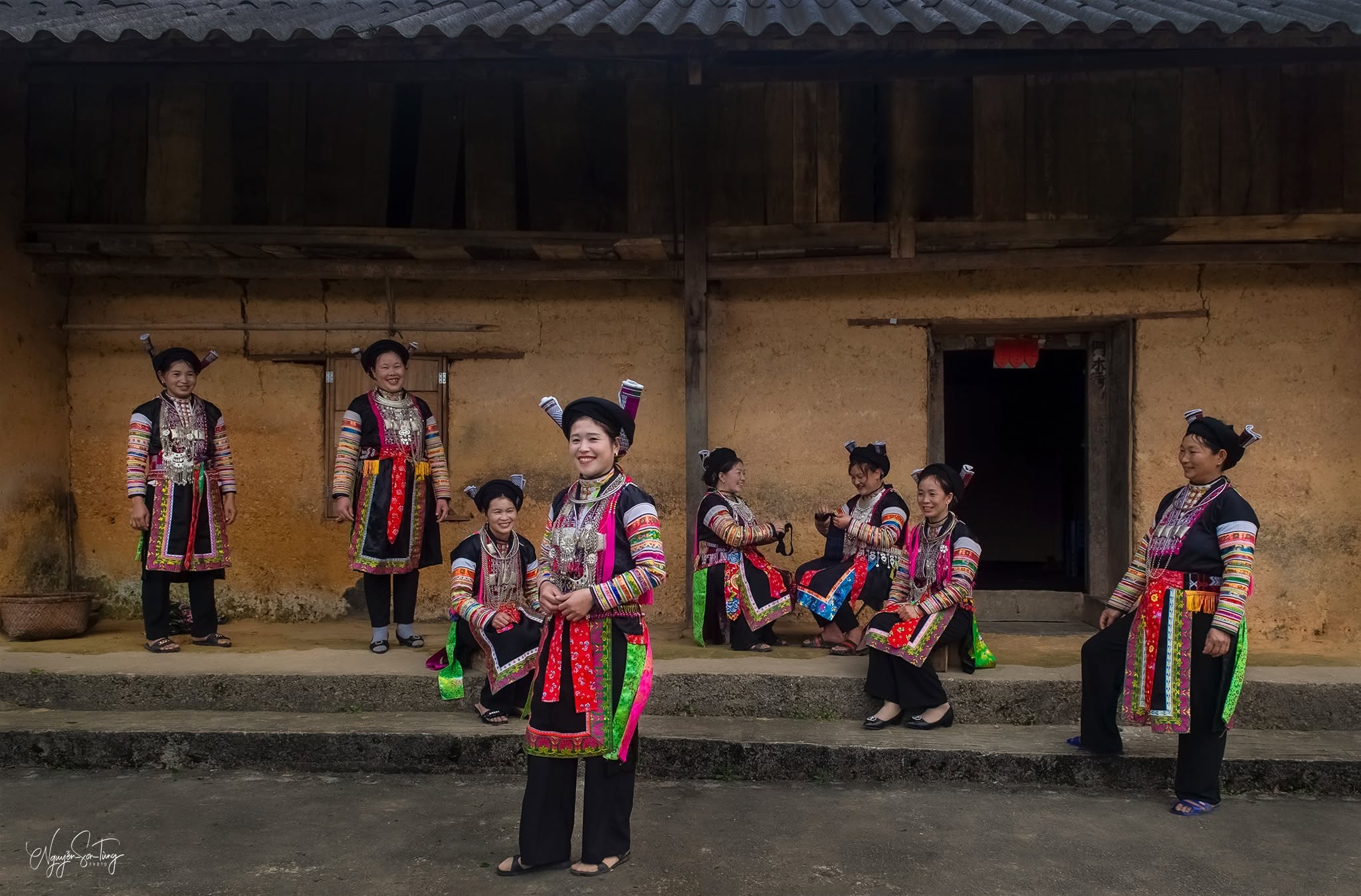 Sân nhà trình tường với trẻ em và các chị em Dao đỏ