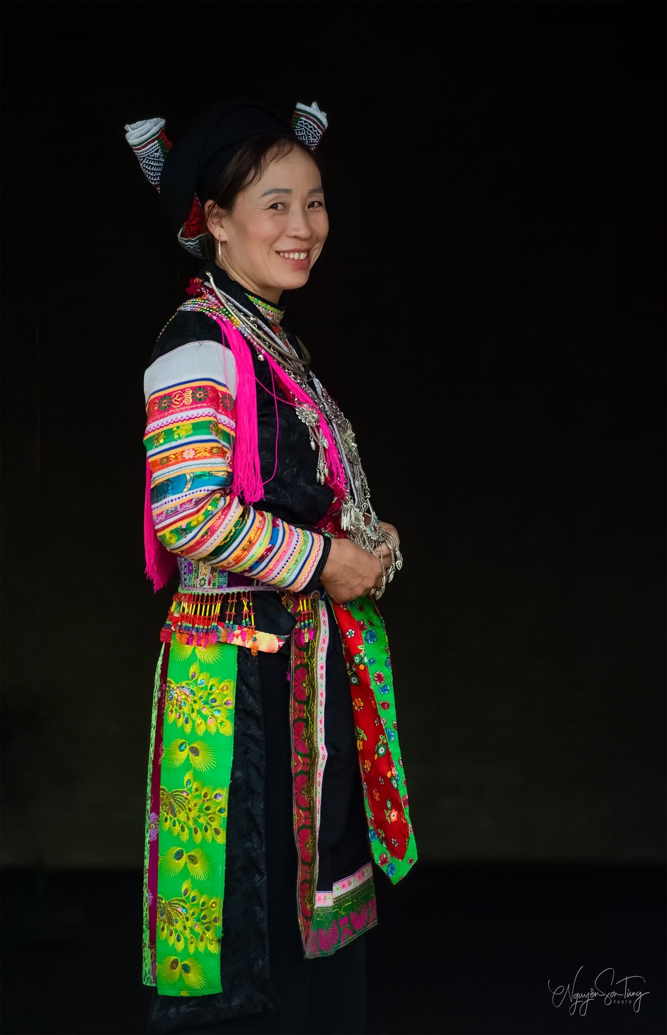 Chân dung nghiêng phụ nữ Dao đỏ trên nền tối
