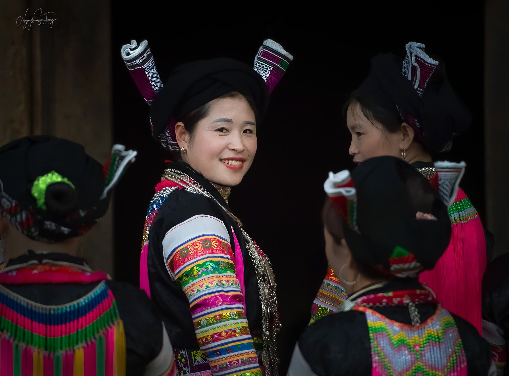 Phụ nữ Dao đỏ ngoái vai cười về phía ống kính