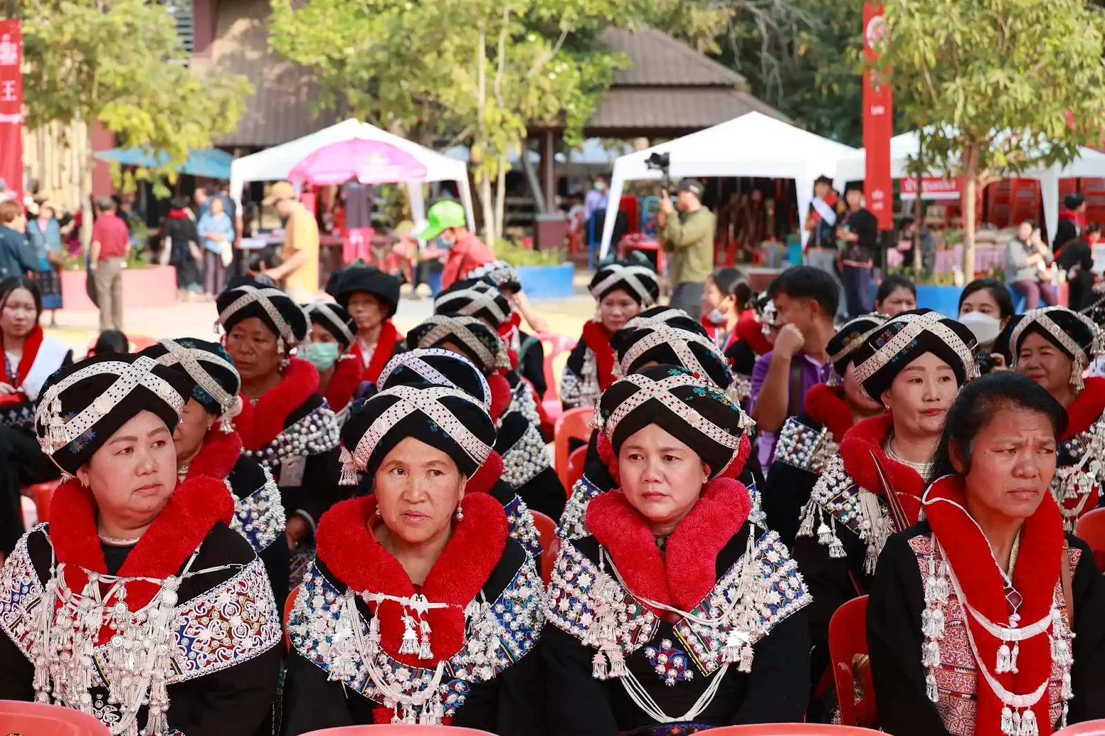 Phụ nữ Iu Mien Thái Lan trong trang phục lễ hội ở Chiang Rai