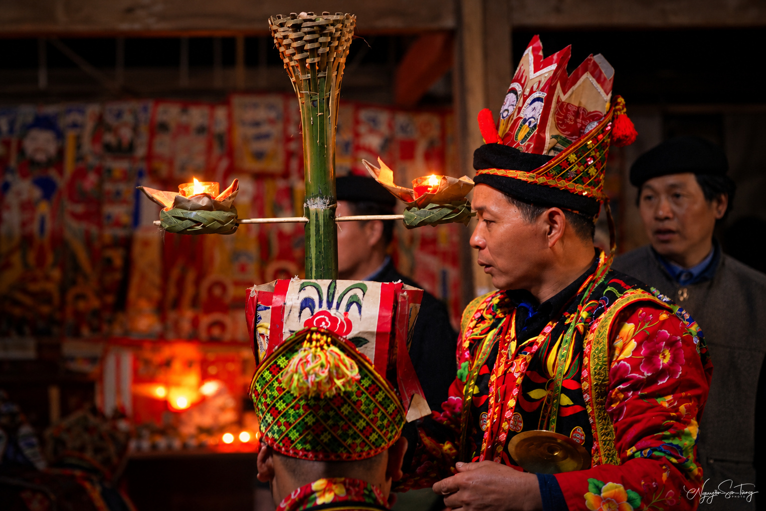 Hai tay giữ chặt thanh đèn trước bàn thờ, nơi tổ tiên đang chứng giám