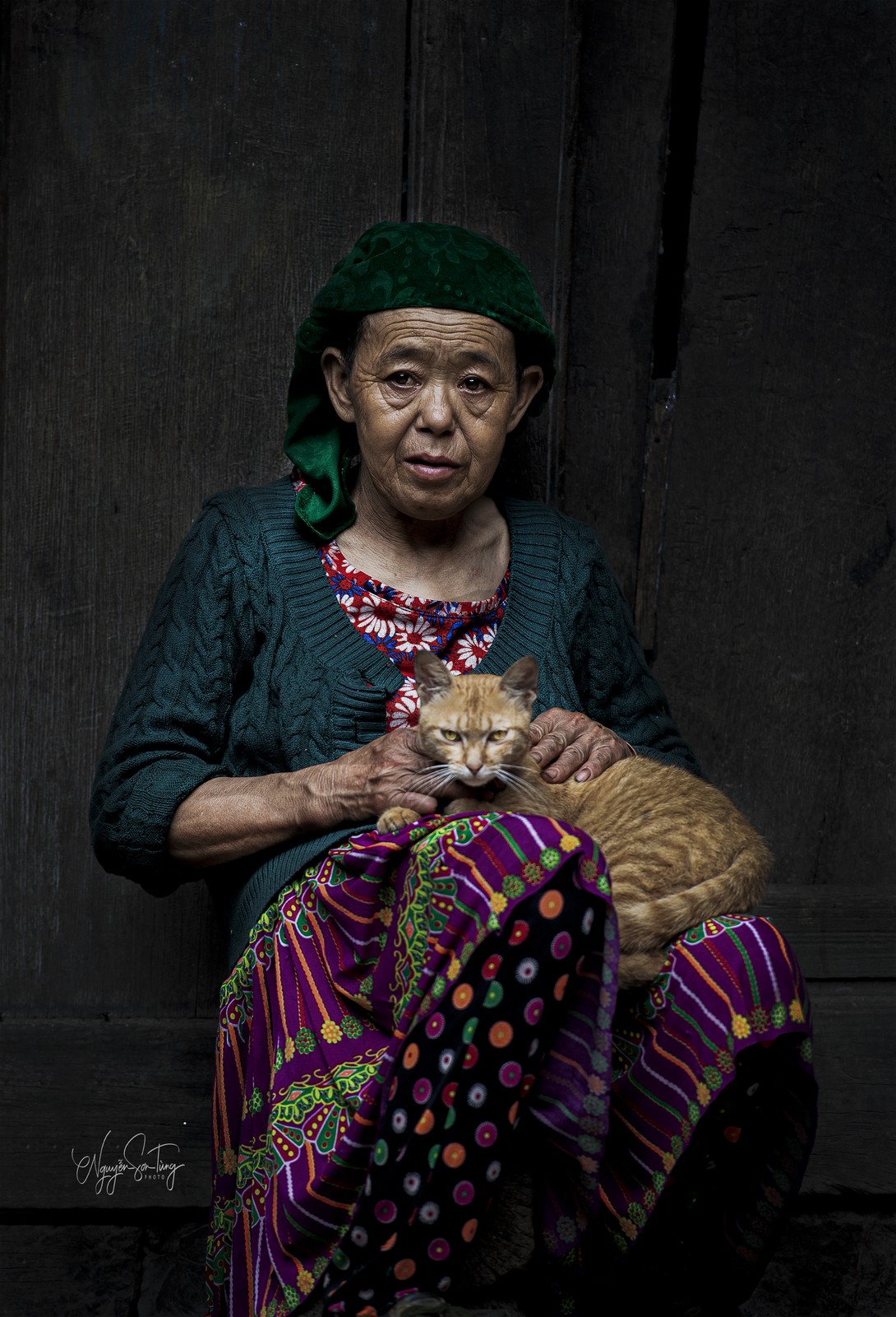 Bên hiên nhà