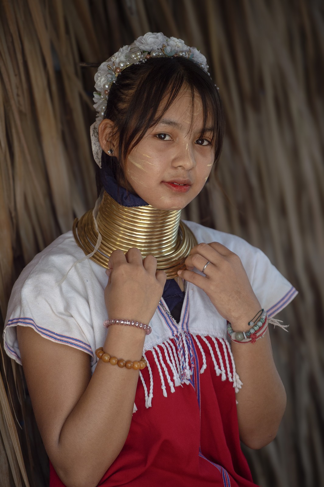 Thiếu nữ người cổ dài
