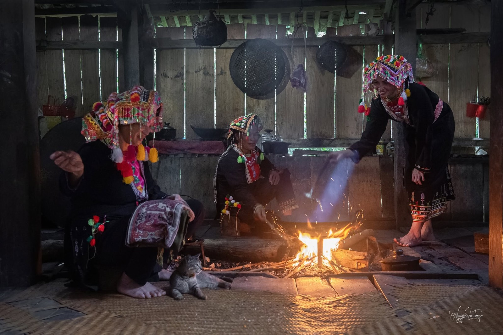 Bên bếp lửa hồng